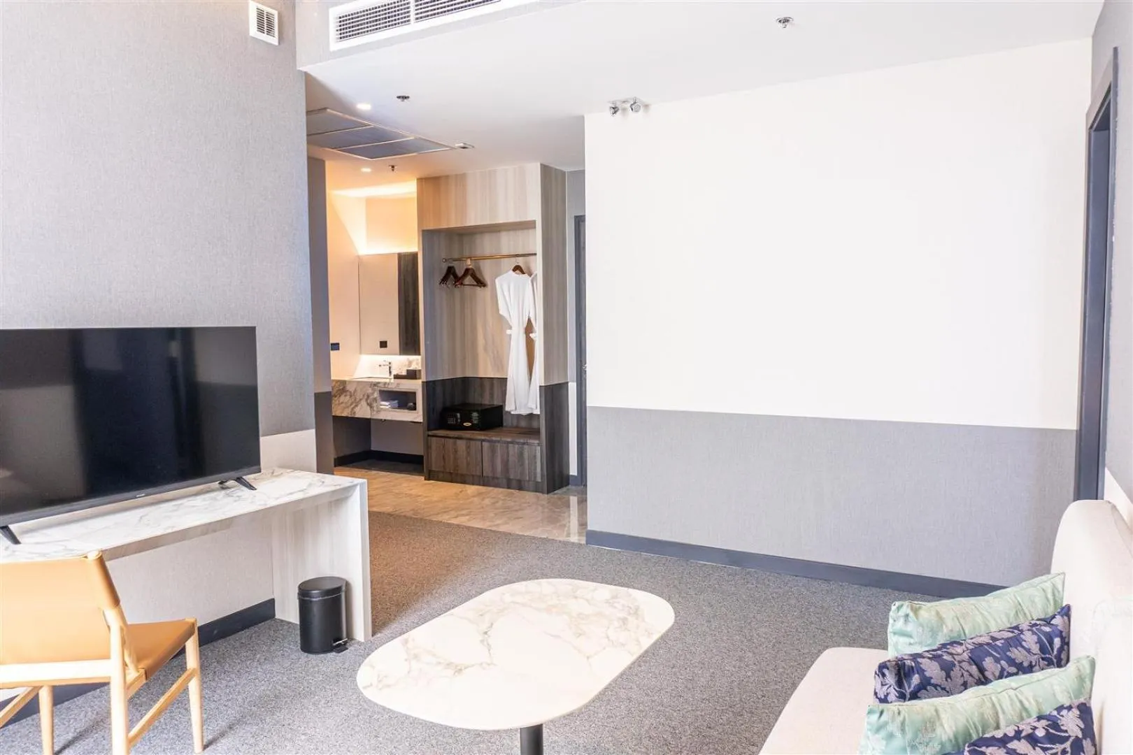 Living room in Ramada Plaza by Wyndham Bangkok Sukhumvit 48