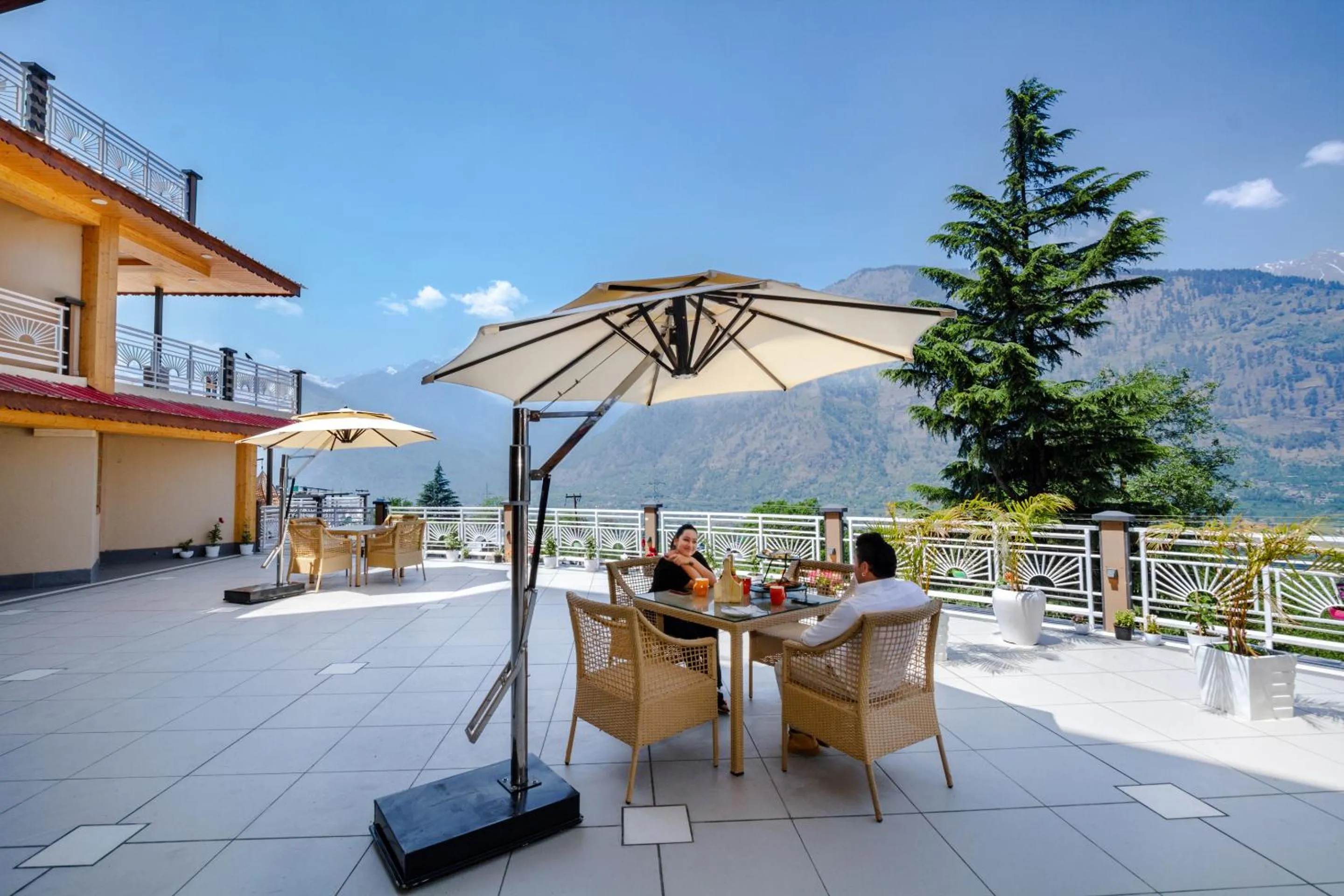 Restaurant/places to eat in Anand Vardhan Resorts