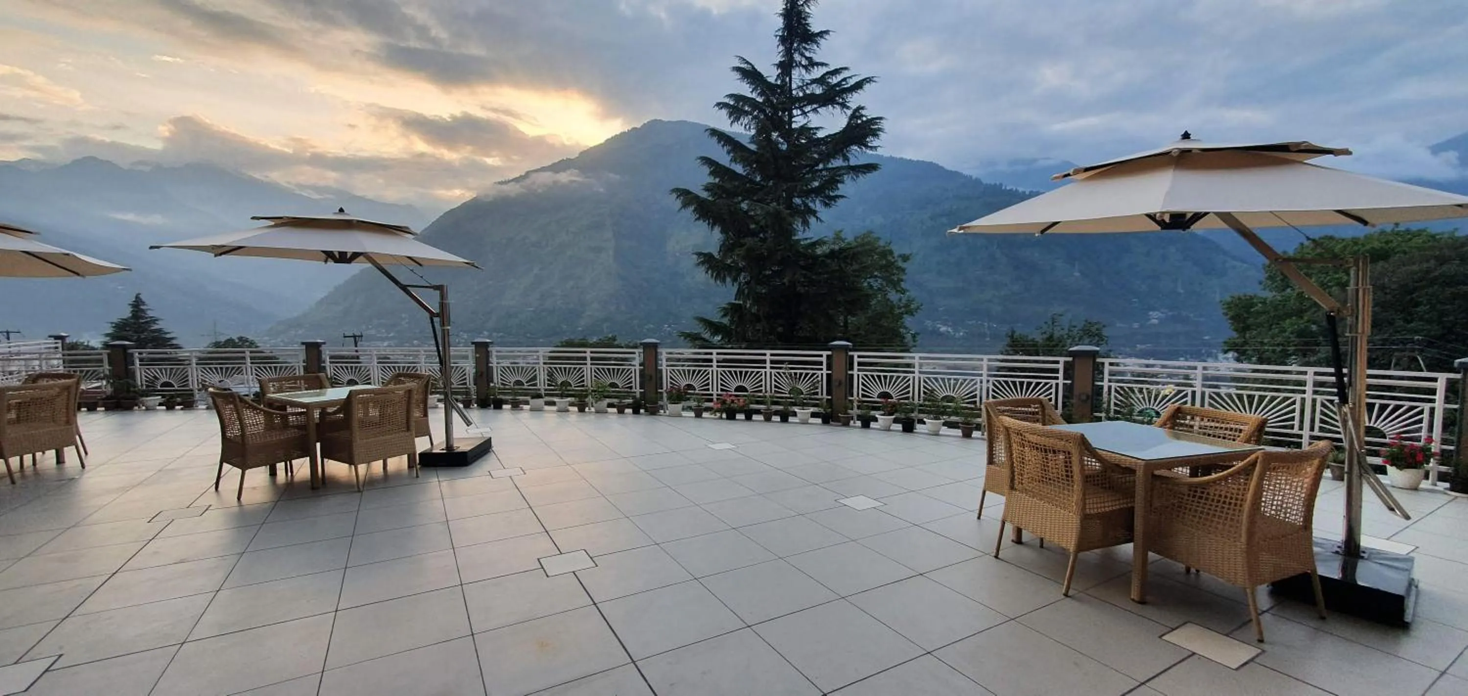 Restaurant/places to eat in Anand Vardhan Resorts