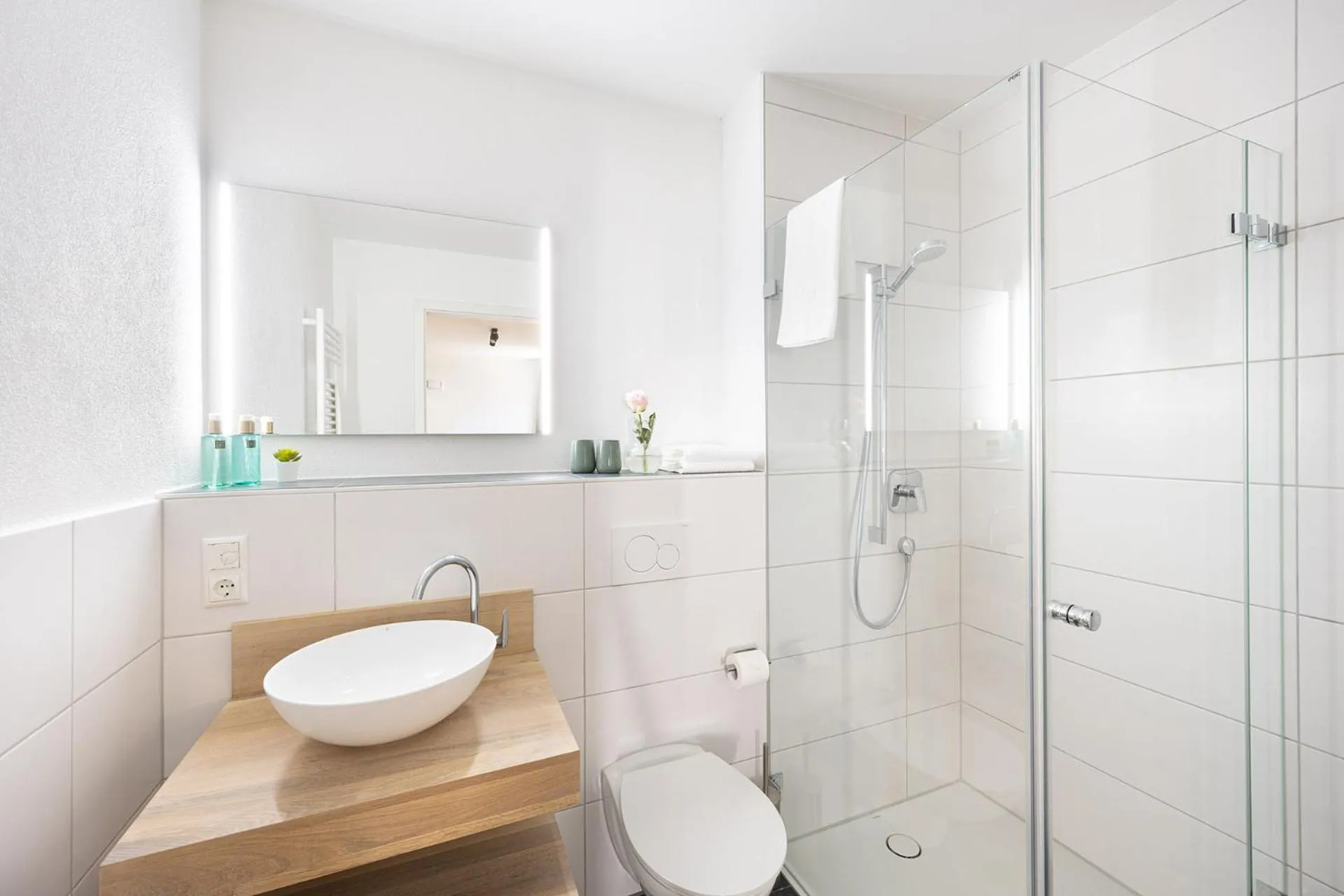 Shower in Snooze Apartments Alling