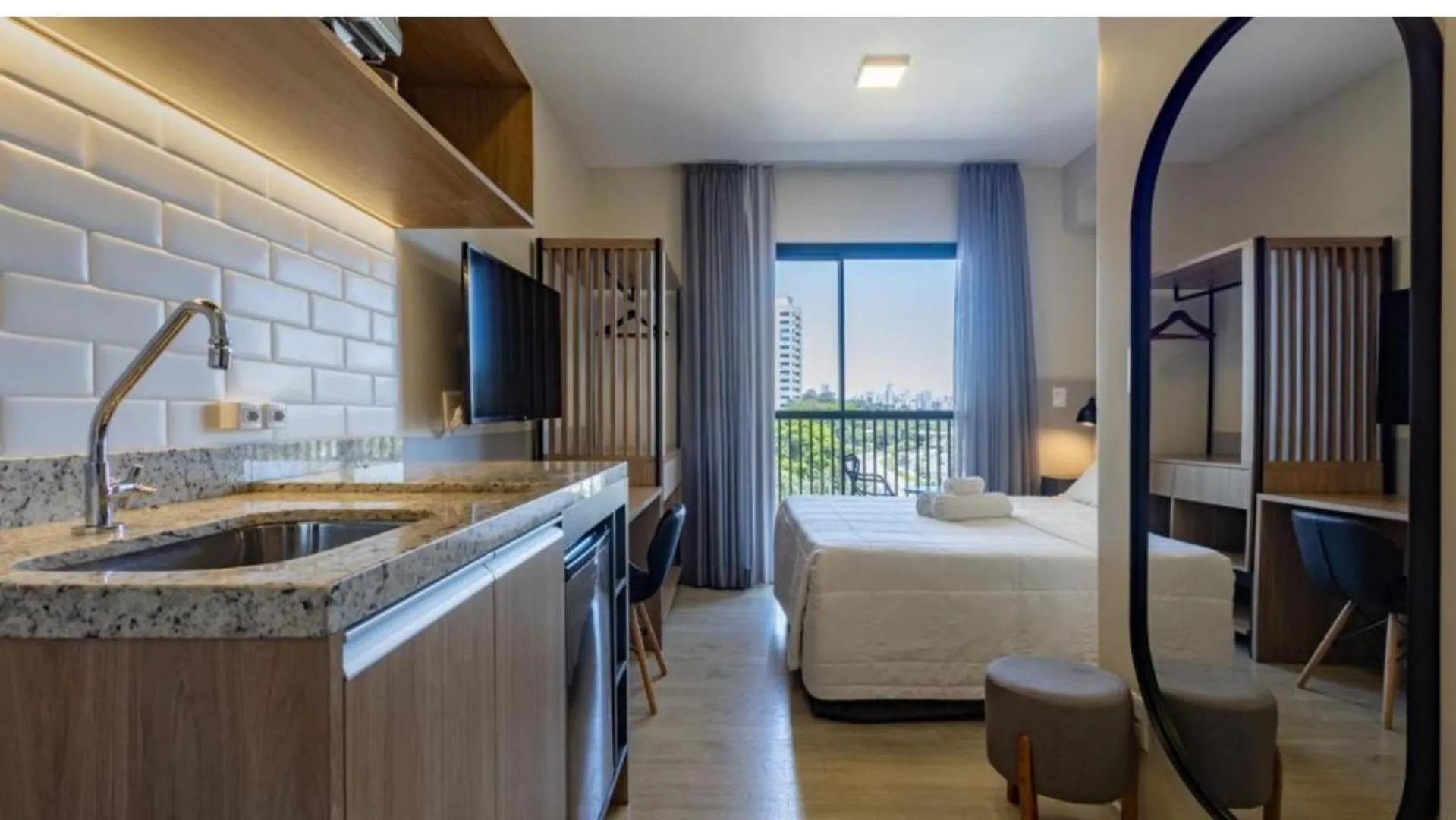 Photo of the whole room, Bed in 360 Brooklin
