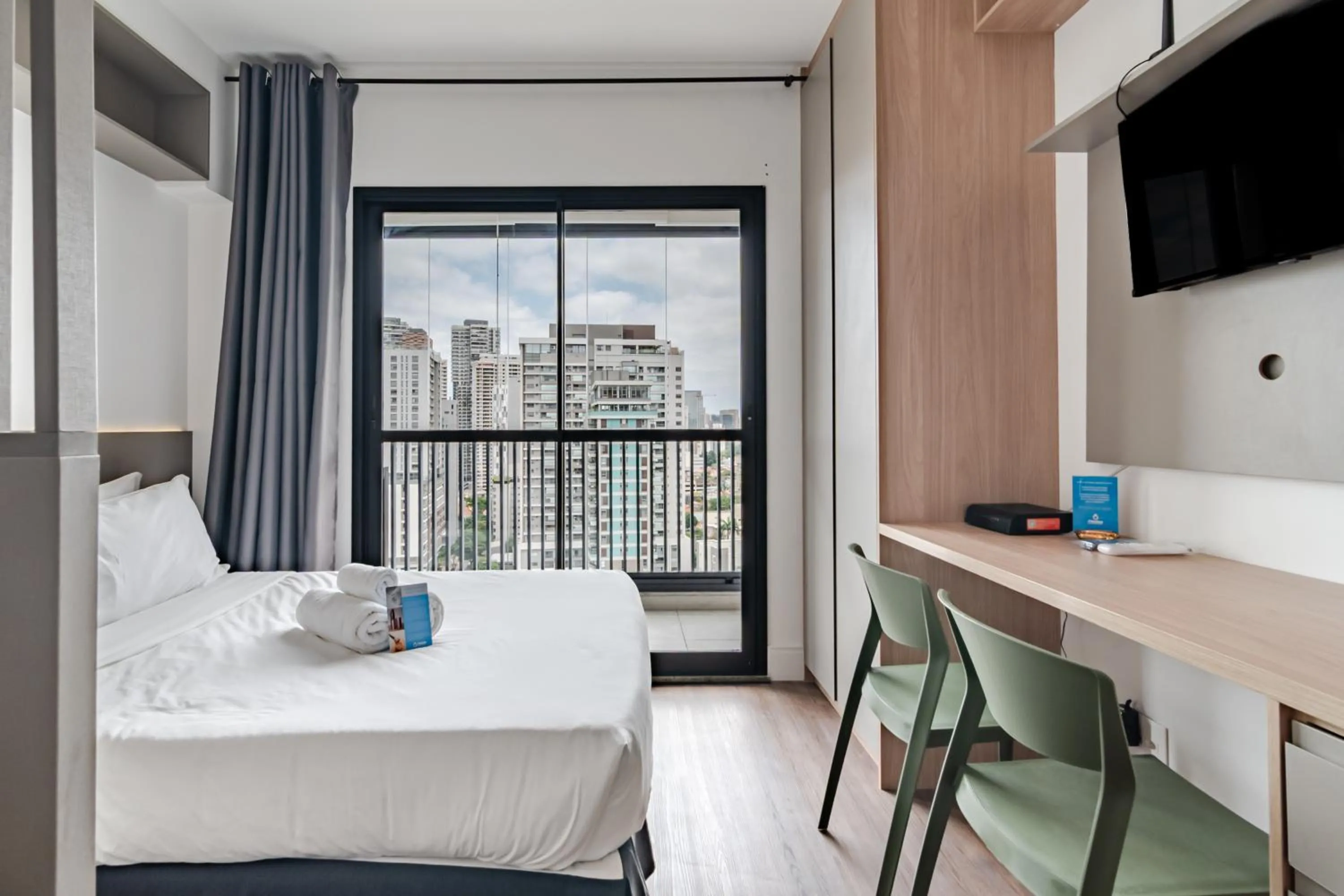 Photo of the whole room, Bed in 360 Brooklin