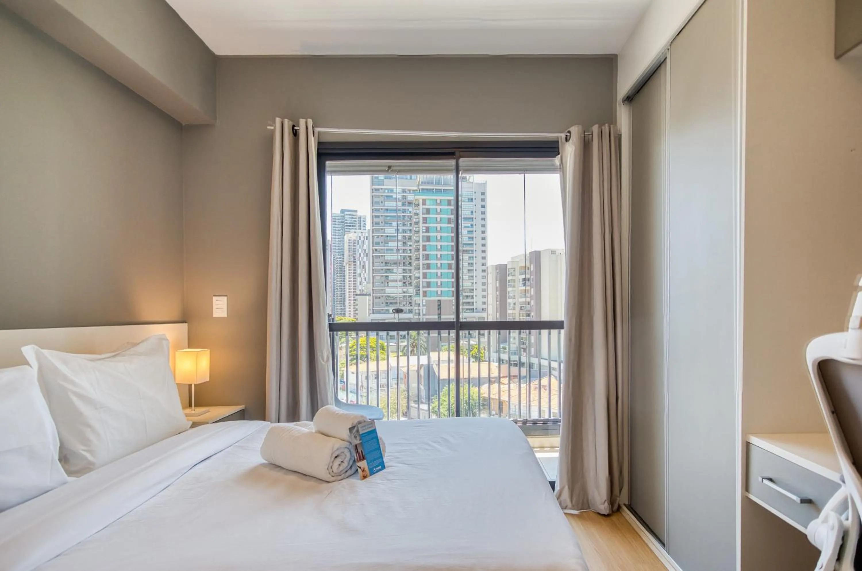 Photo of the whole room, Bed in 360 Brooklin