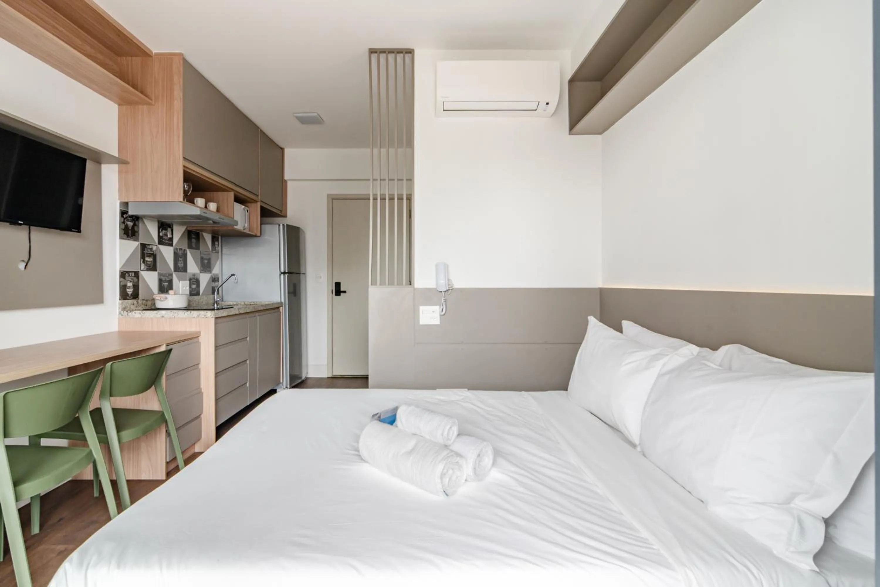 Photo of the whole room, Bed in 360 Brooklin