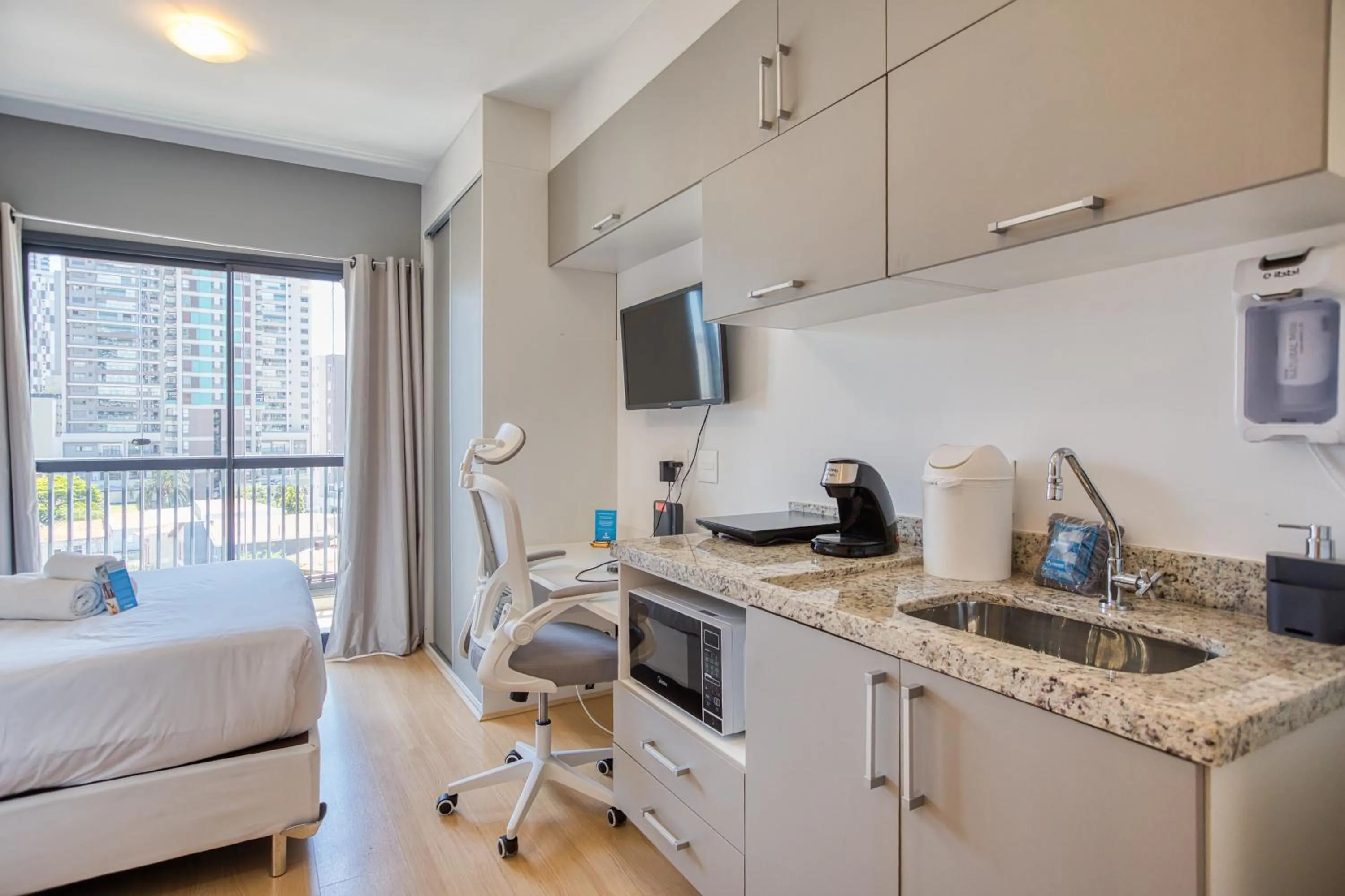 Kitchen or kitchenette, Bed in 360 Brooklin