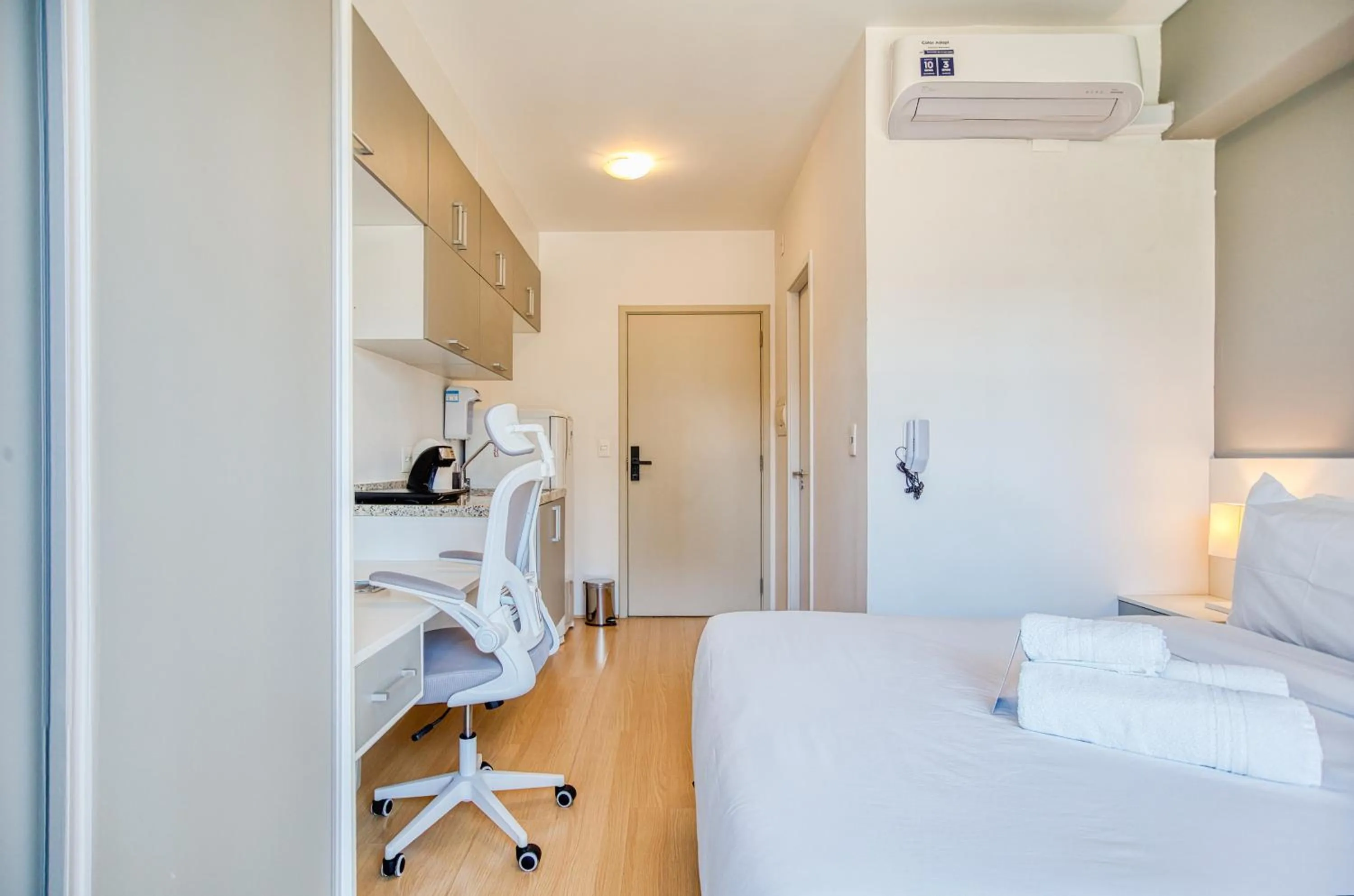 Photo of the whole room, Bed in 360 Brooklin