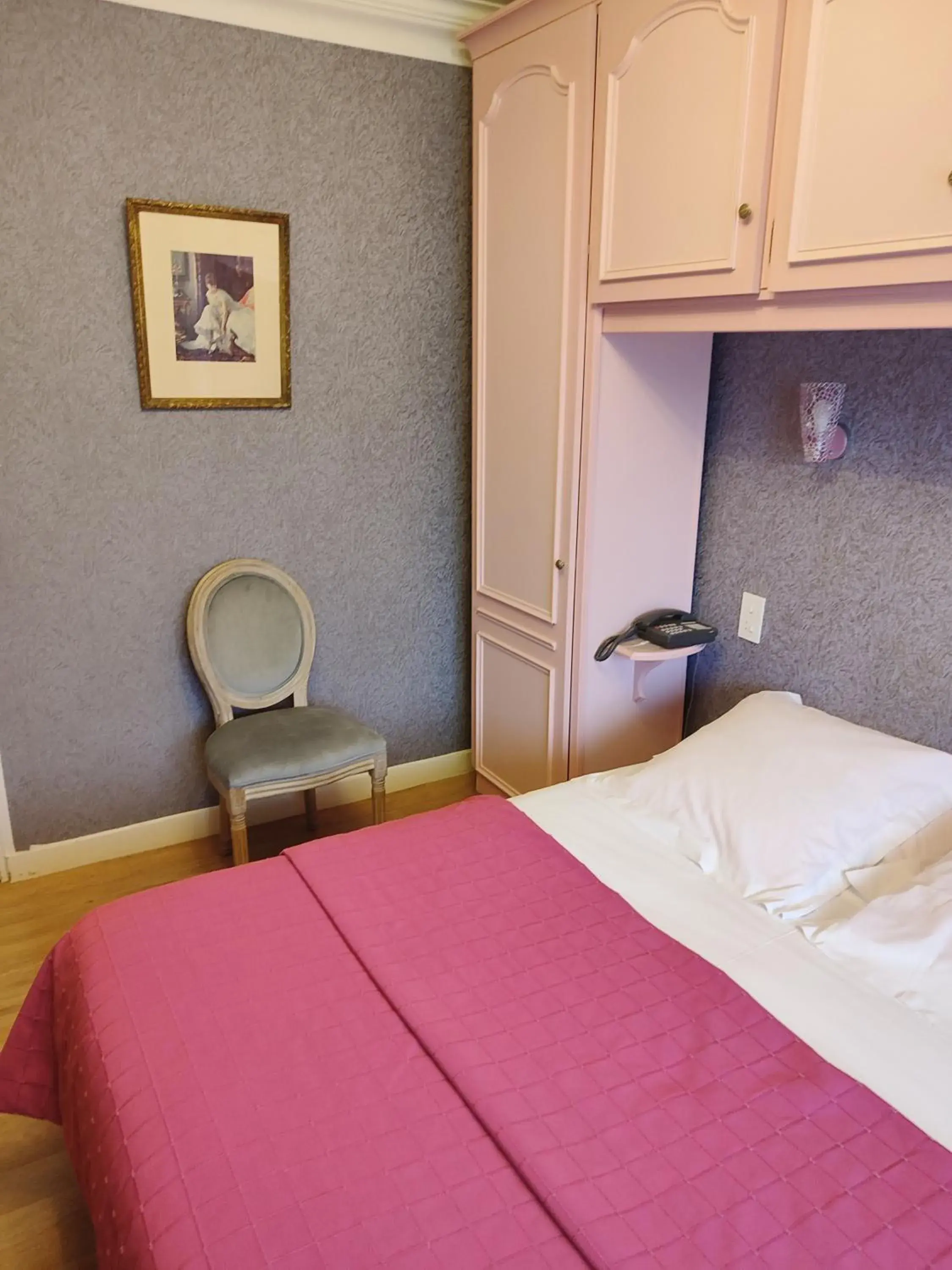 Double Room in l'Auberge des Gourmets Hôtel Restaurant Double Room in l'Auberge des Gourmets Hôtel Restaurant