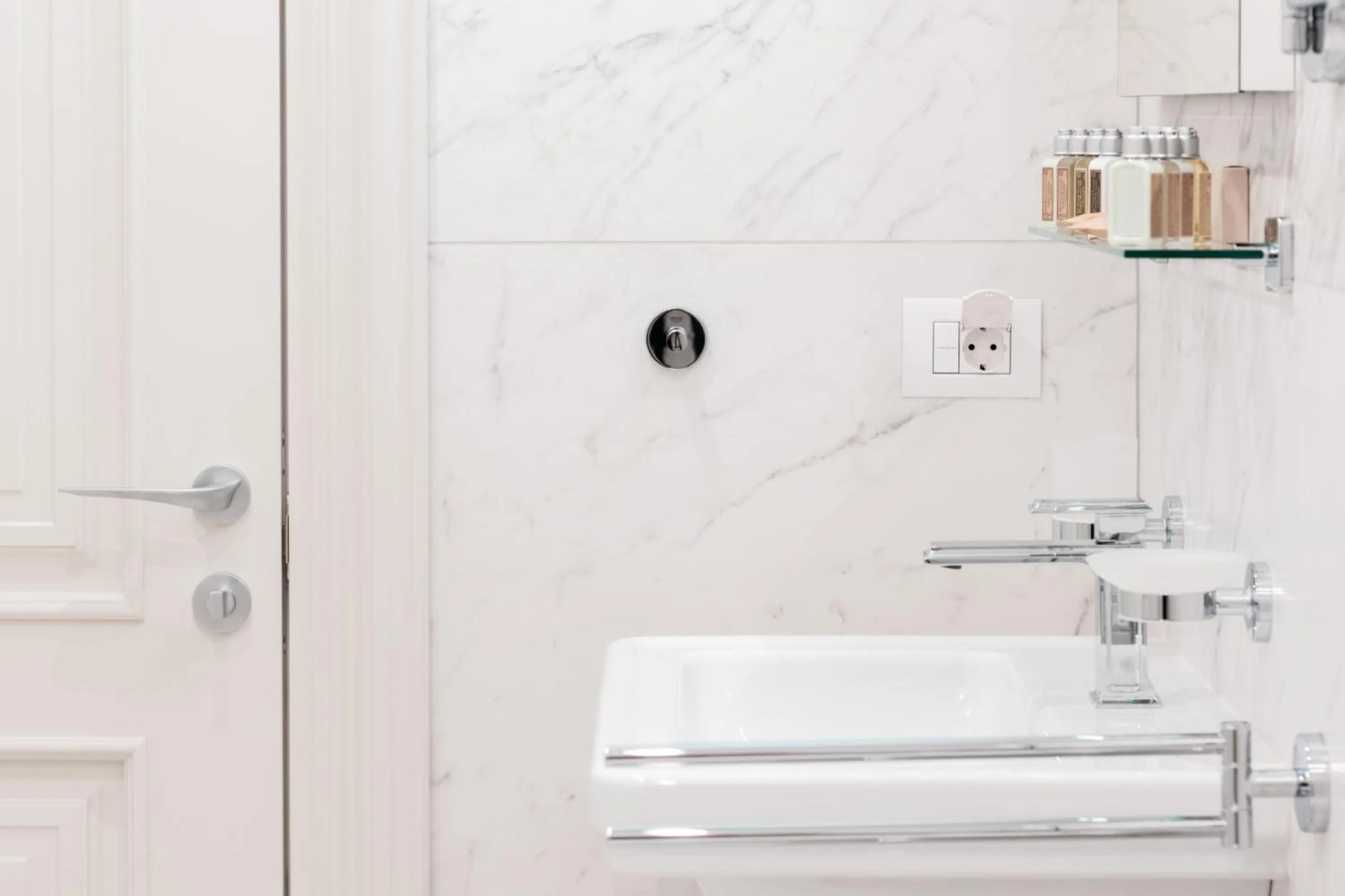 Shower in VIZUALIZA Residence Hotel