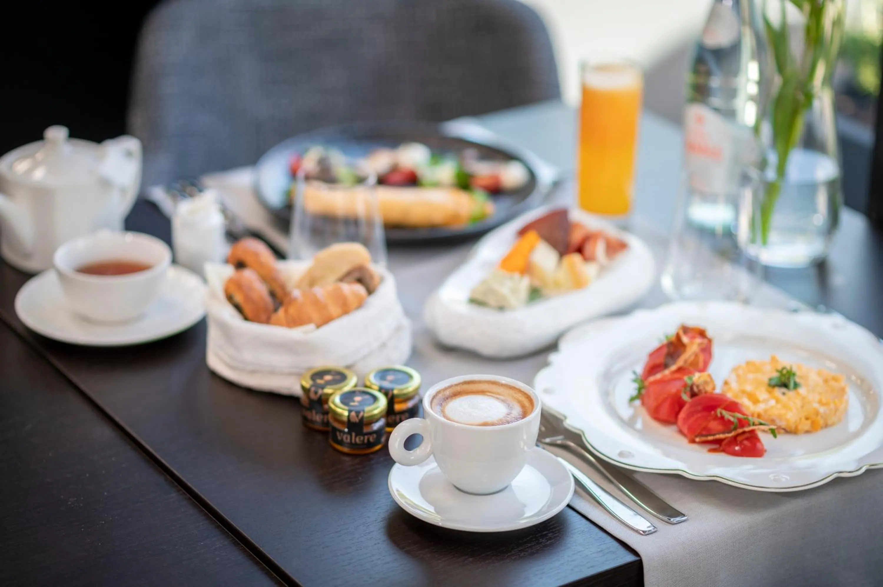 Restaurant/places to eat in VIZUALIZA Residence Hotel