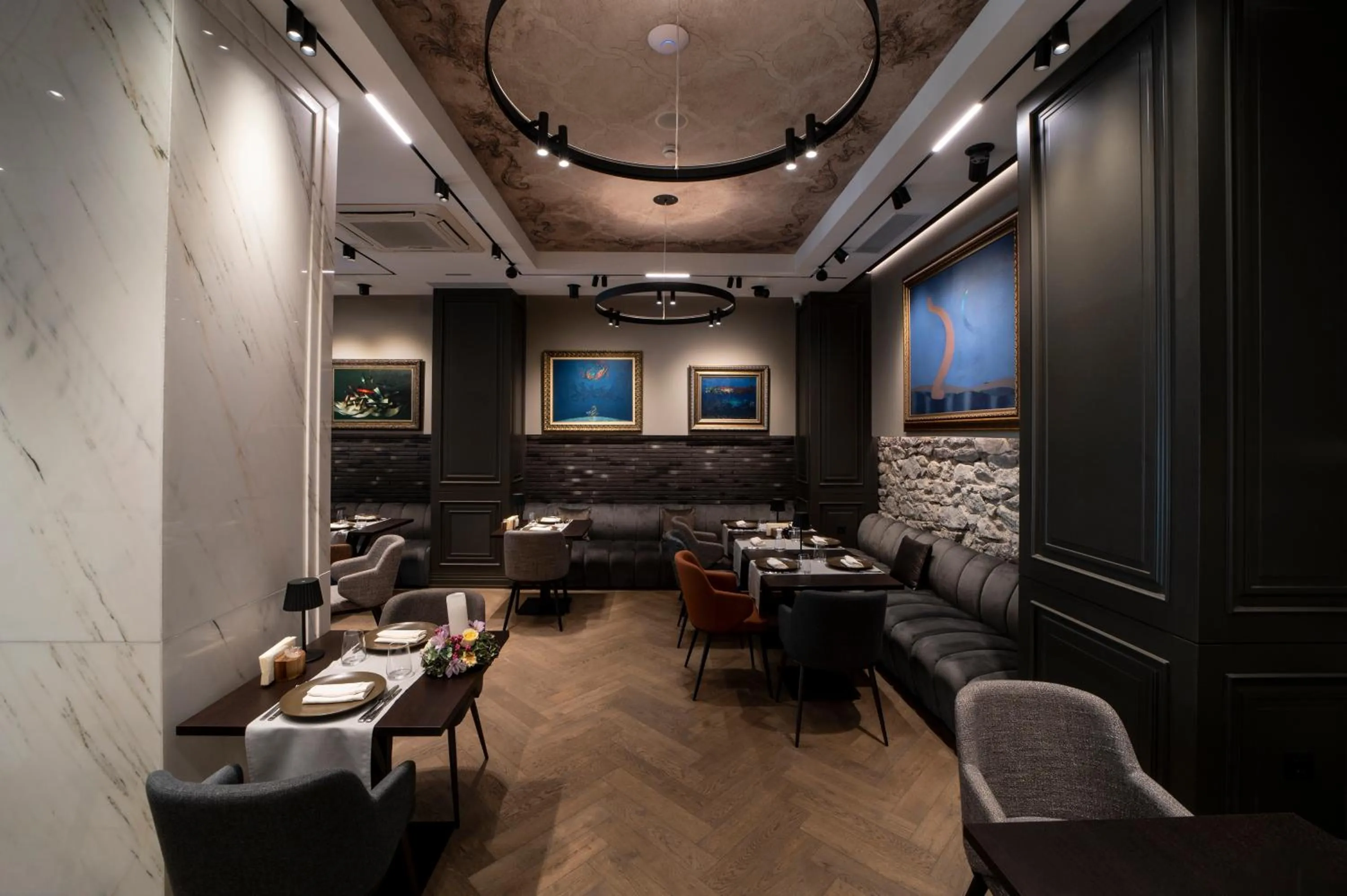 Restaurant/places to eat in VIZUALIZA Residence Hotel