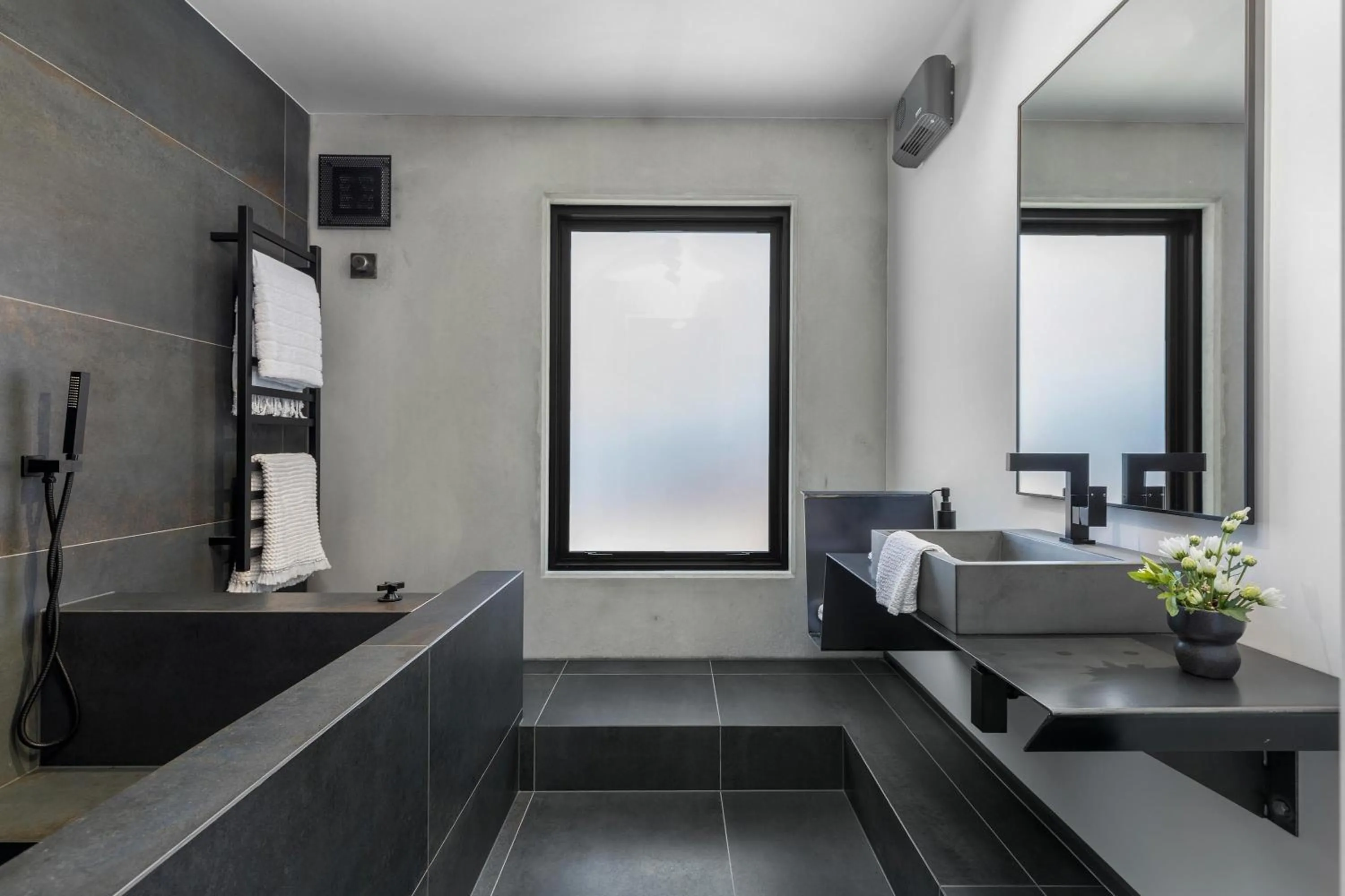 Shower in Hukamanu Lodge