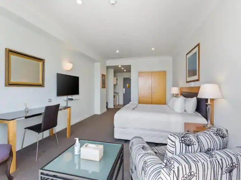 Bed in Stunning studio -Gym, Pool & Parking Zodiak Stays