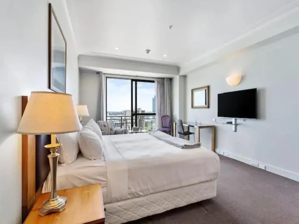 Bed in Stunning studio -Gym, Pool & Parking Zodiak Stays