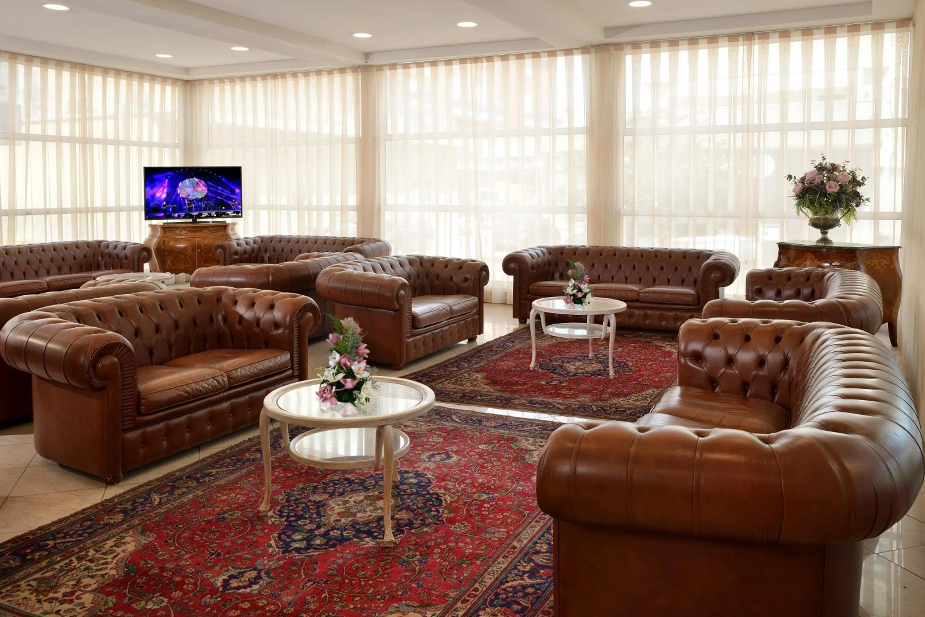 Communal lounge/ TV room in Hotel Gaston