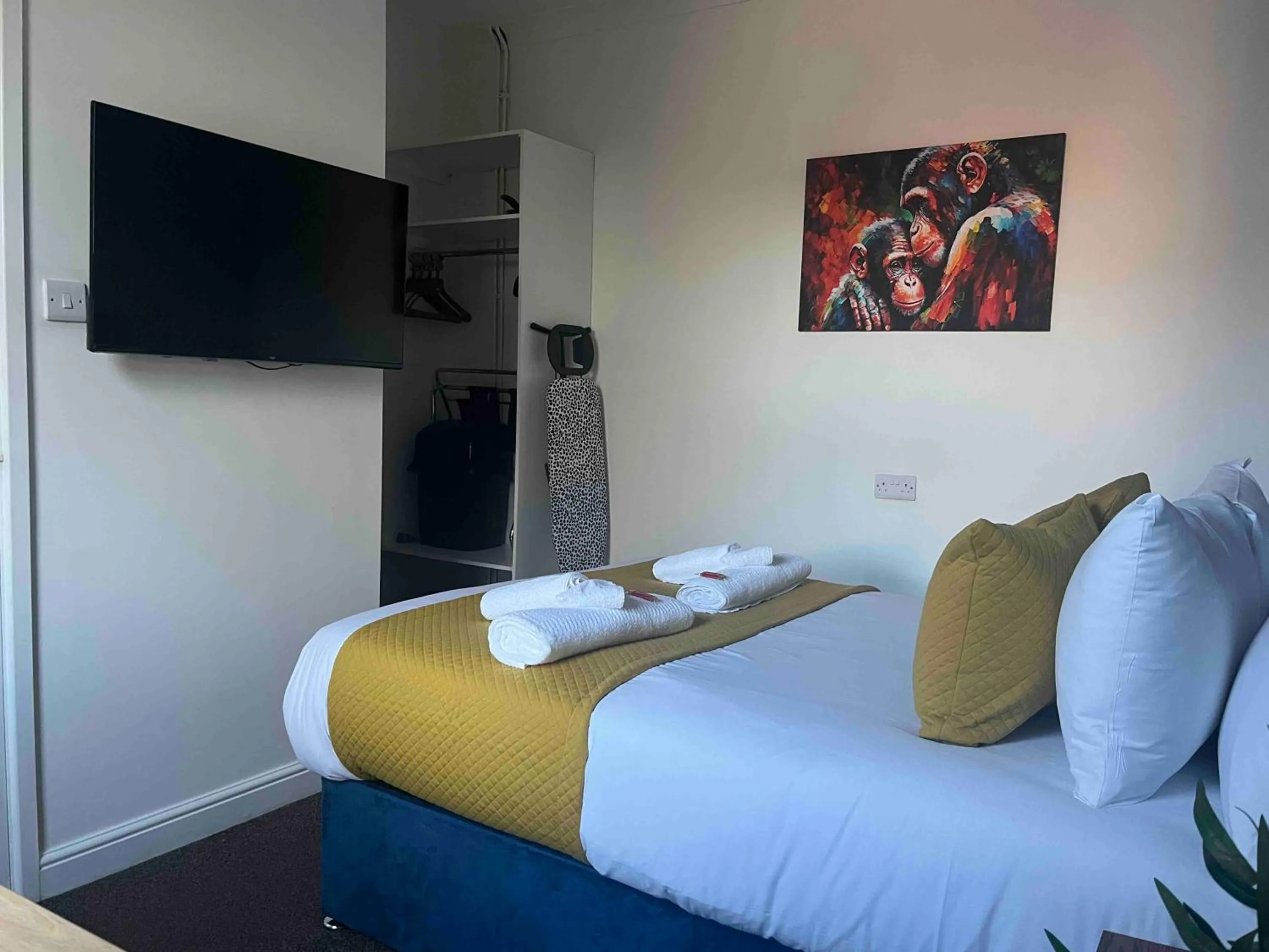 Bed in The Linden Leaf Rooms