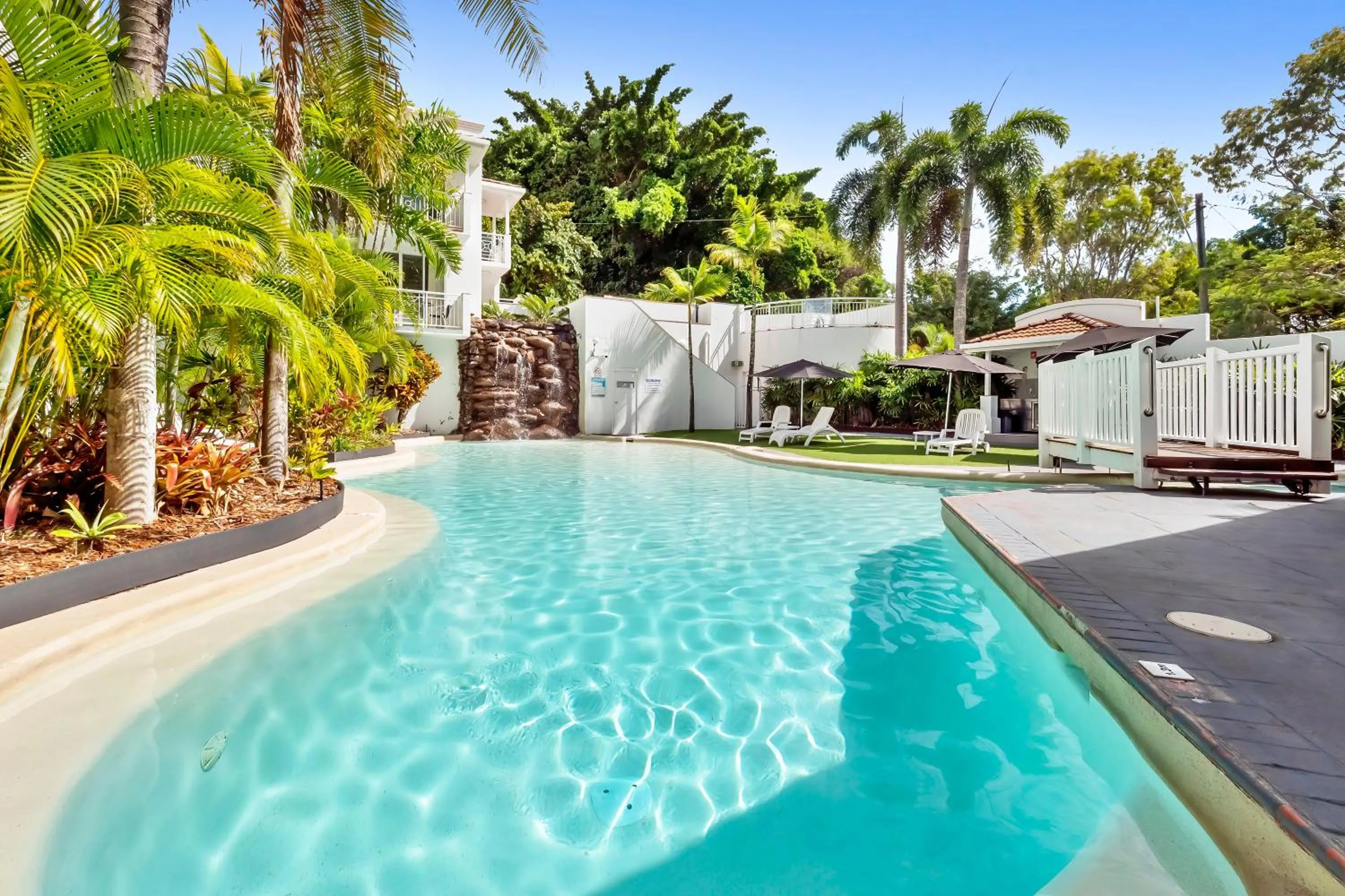 Swimming pool in Alassio Beachfront Apartments Palm Cove