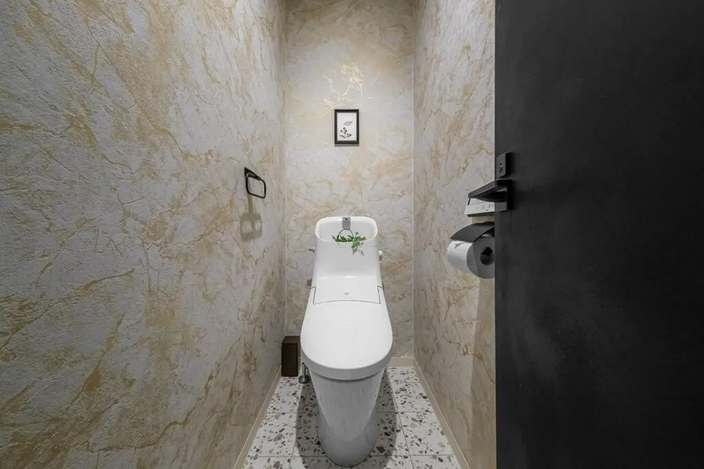 Toilet in The SECRET