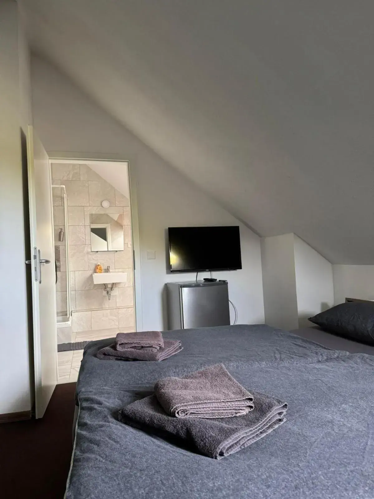 Quadruple Room with Private Bathroom in Hotel Linda Quadruple Room with Private Bathroom in Hotel Linda