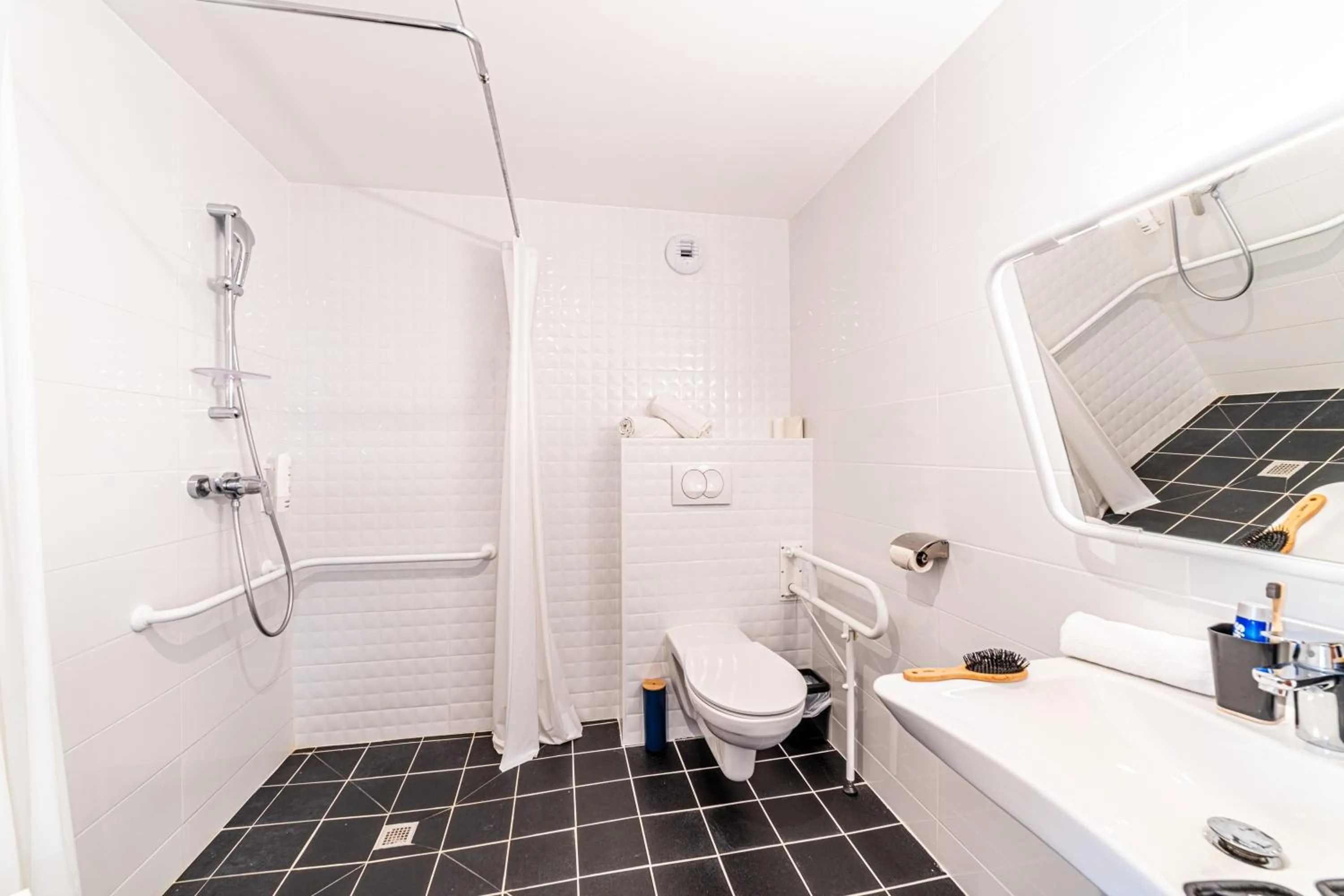 Shower in Break & Home Clermont-Ferrand - Les Carmes Dechaux Appart'Hôtel