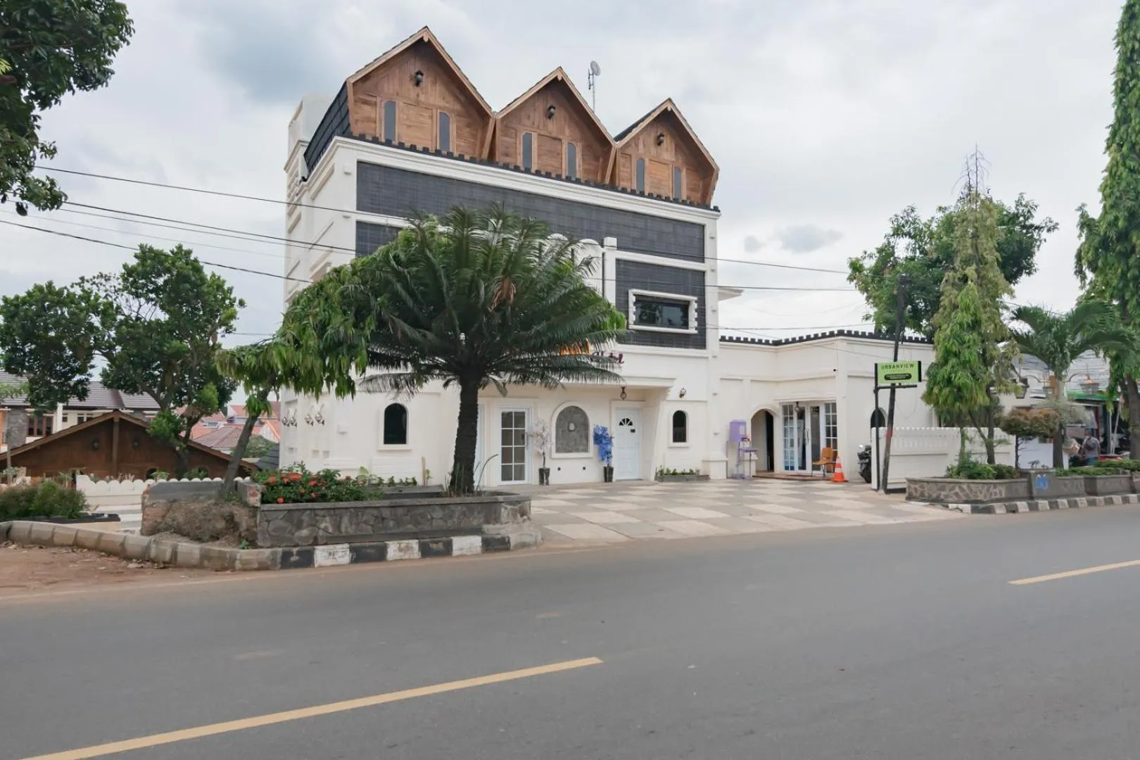 Property building in Urbanview Hotel Kangen Bungalow Purwakarta by RedDoorz