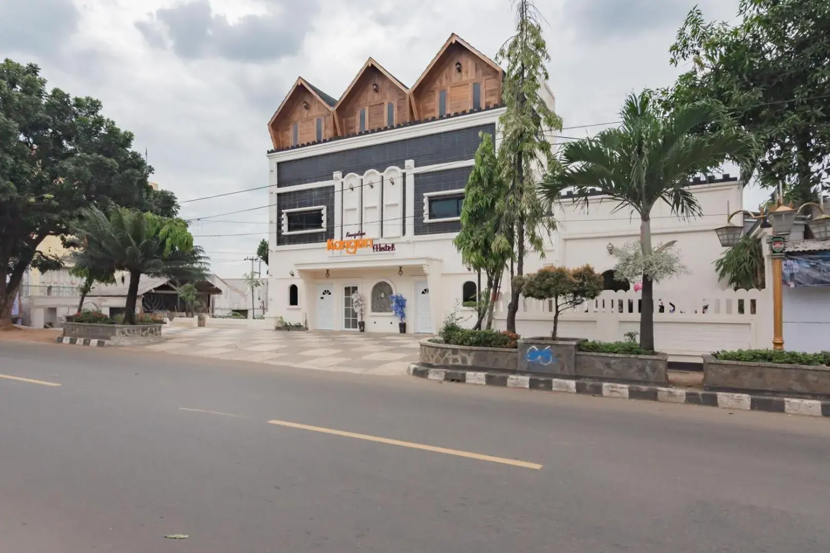 Property building in Urbanview Hotel Kangen Bungalow Purwakarta by RedDoorz Property building in Urbanview Hotel Kangen Bungalow Purwakarta by RedDoorz