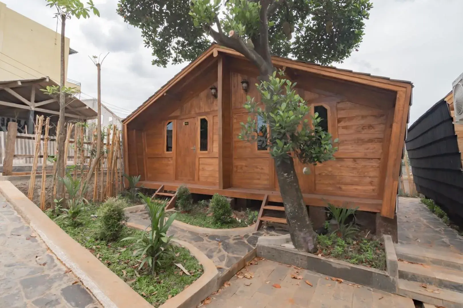 Property building in Urbanview Hotel Kangen Bungalow Purwakarta by RedDoorz Property building in Urbanview Hotel Kangen Bungalow Purwakarta by RedDoorz