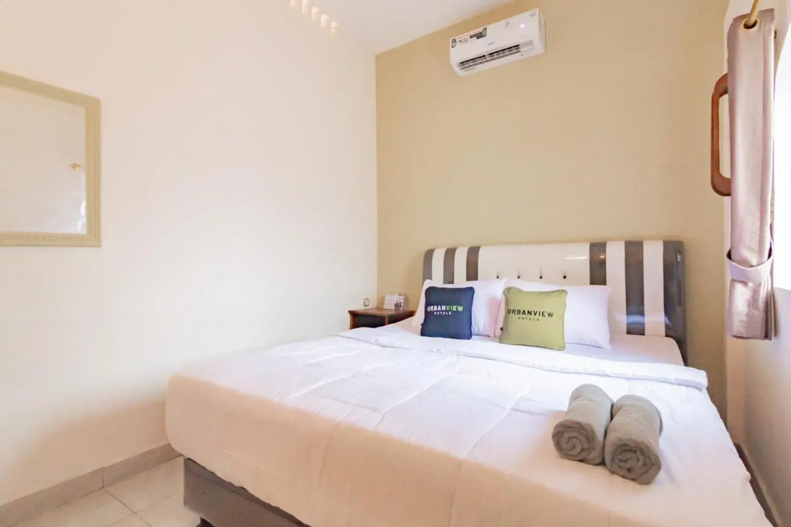 Bedroom, Bed in Urbanview Hotel Kangen Bungalow Purwakarta by RedDoorz Bedroom, Bed in Urbanview Hotel Kangen Bungalow Purwakarta by RedDoorz