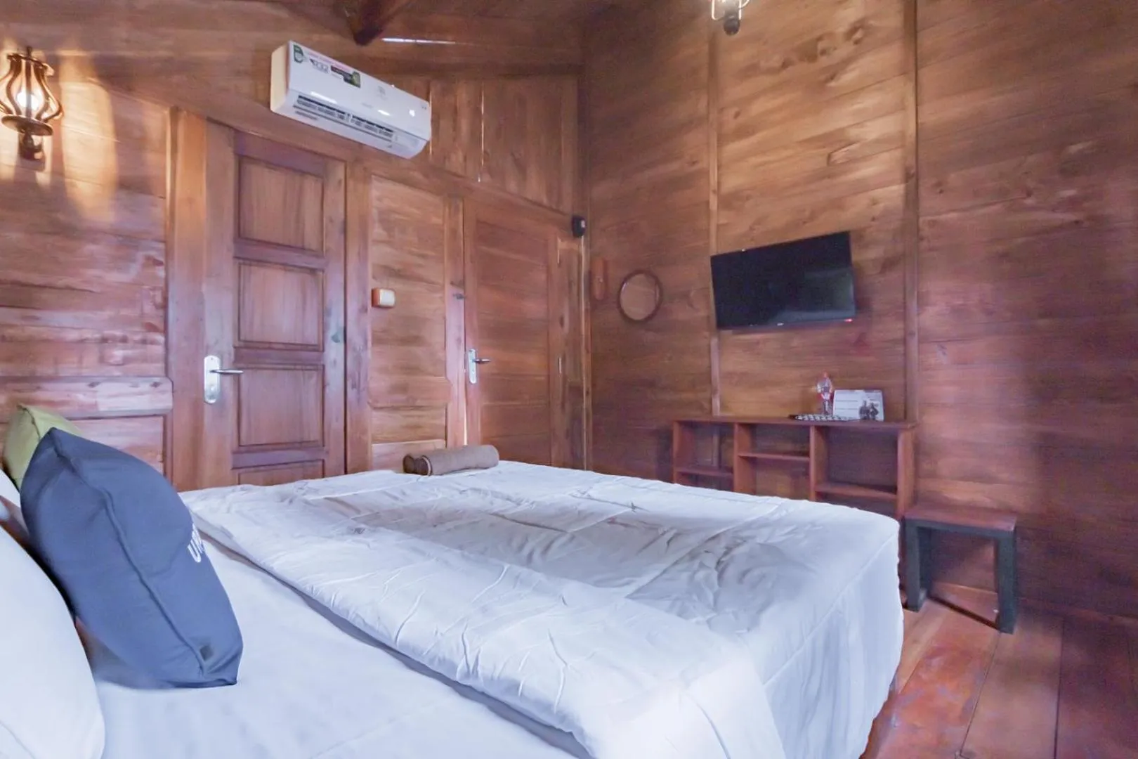 Bedroom, Bed in Urbanview Hotel Kangen Bungalow Purwakarta by RedDoorz