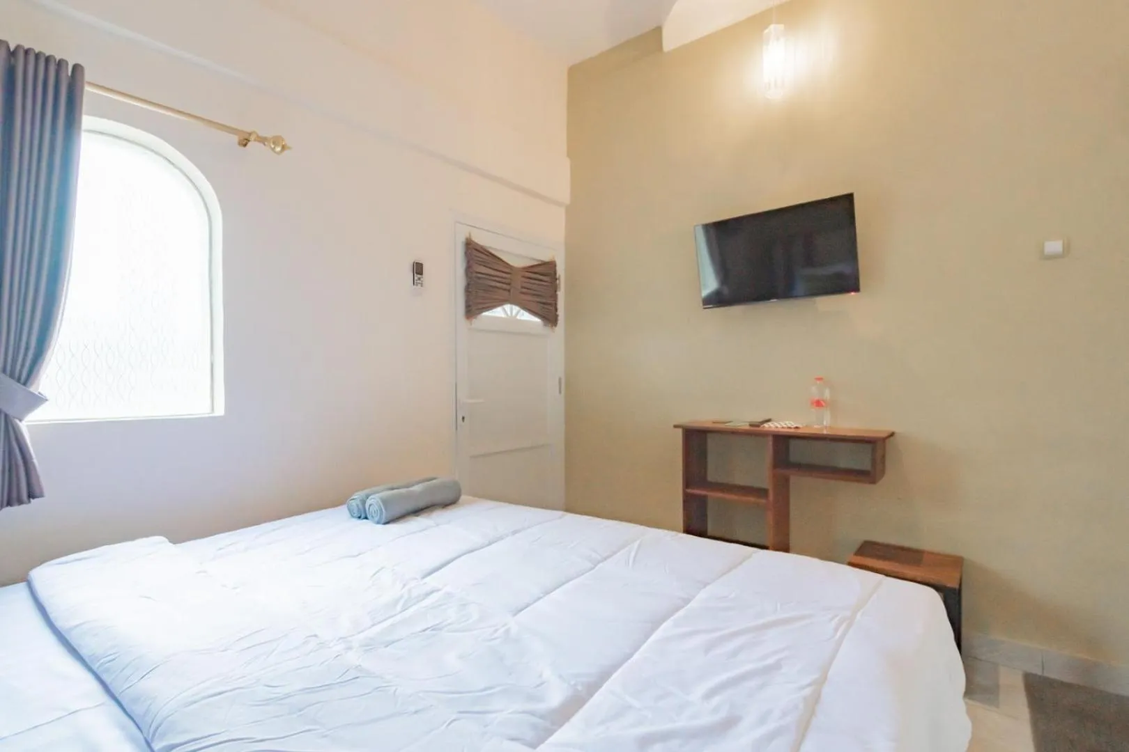 Bedroom, Bed in Urbanview Hotel Kangen Bungalow Purwakarta by RedDoorz