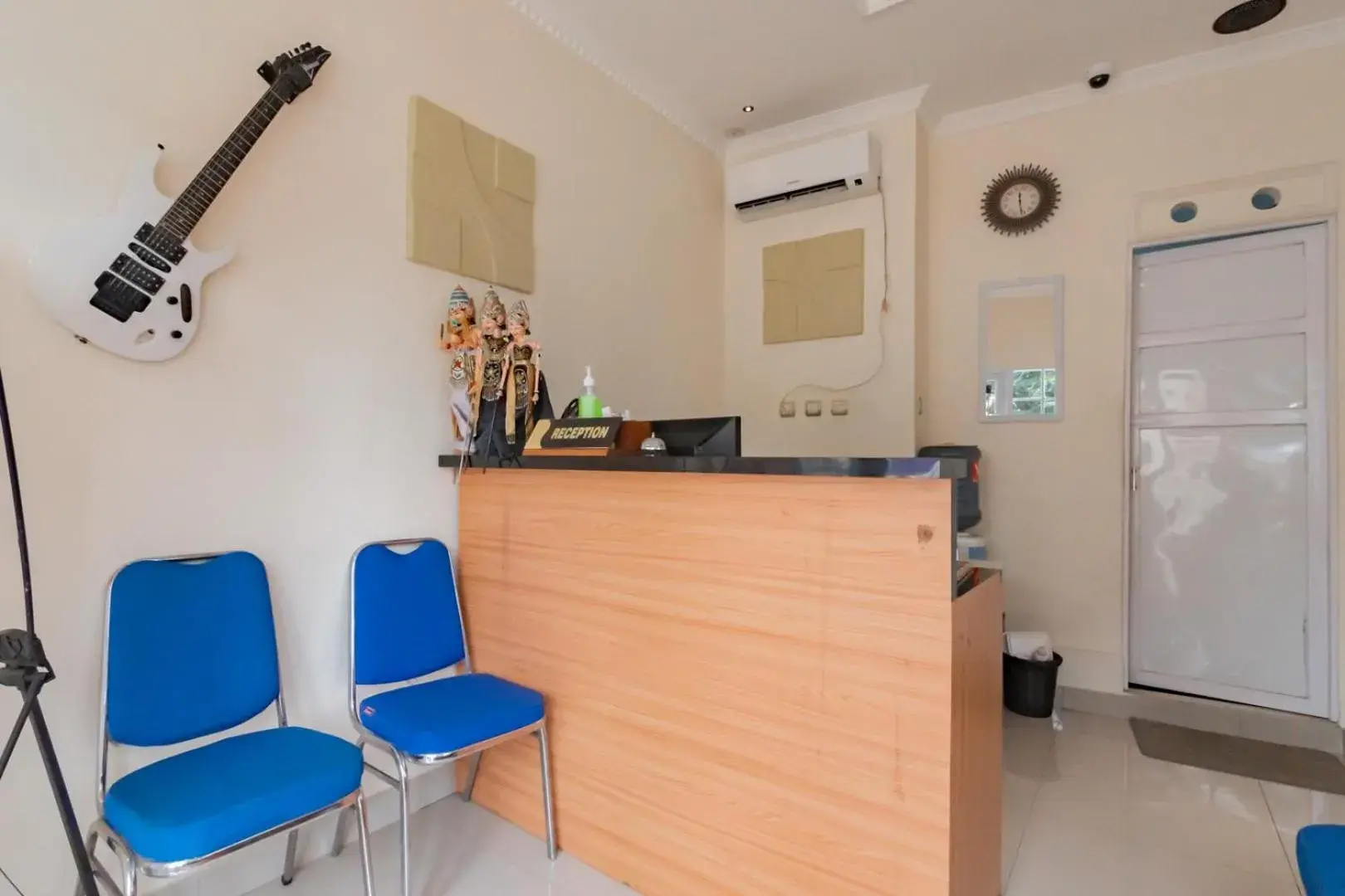 Lobby or reception in Urbanview Hotel Kangen Bungalow Purwakarta by RedDoorz Lobby or reception in Urbanview Hotel Kangen Bungalow Purwakarta by RedDoorz