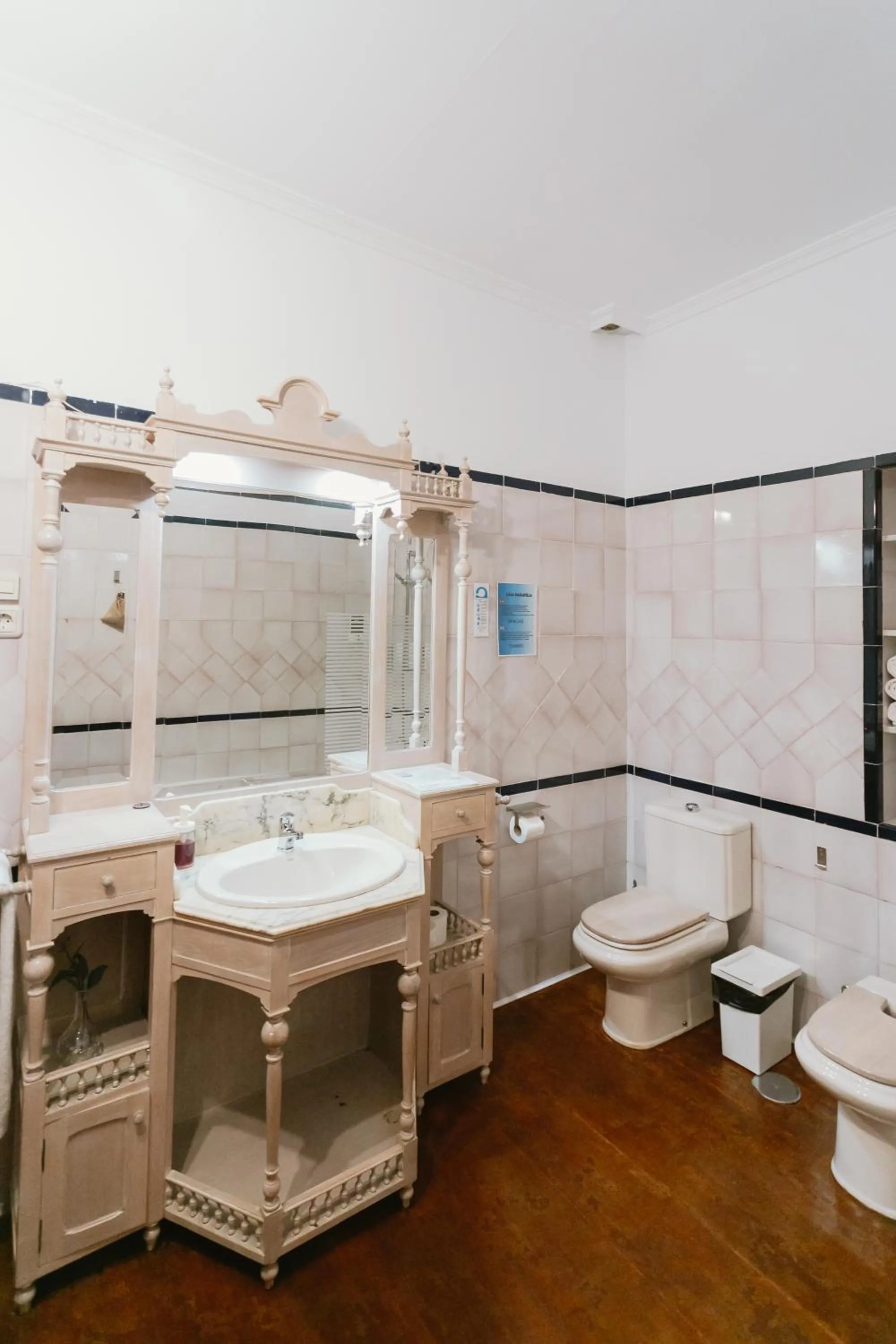 Shower in One&lux Casa Maravillas Rooms