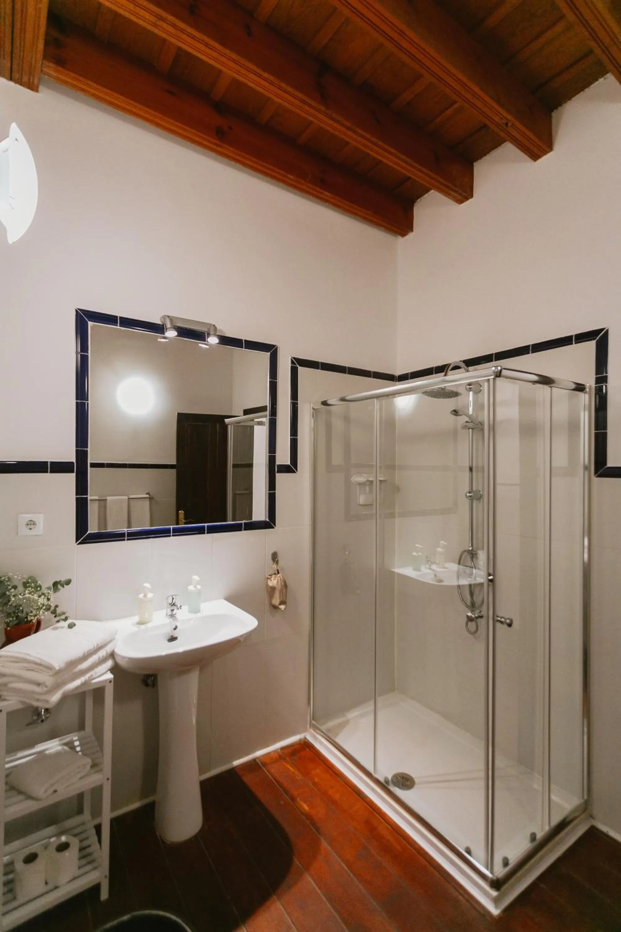 Shower in One&lux Casa Maravillas Rooms