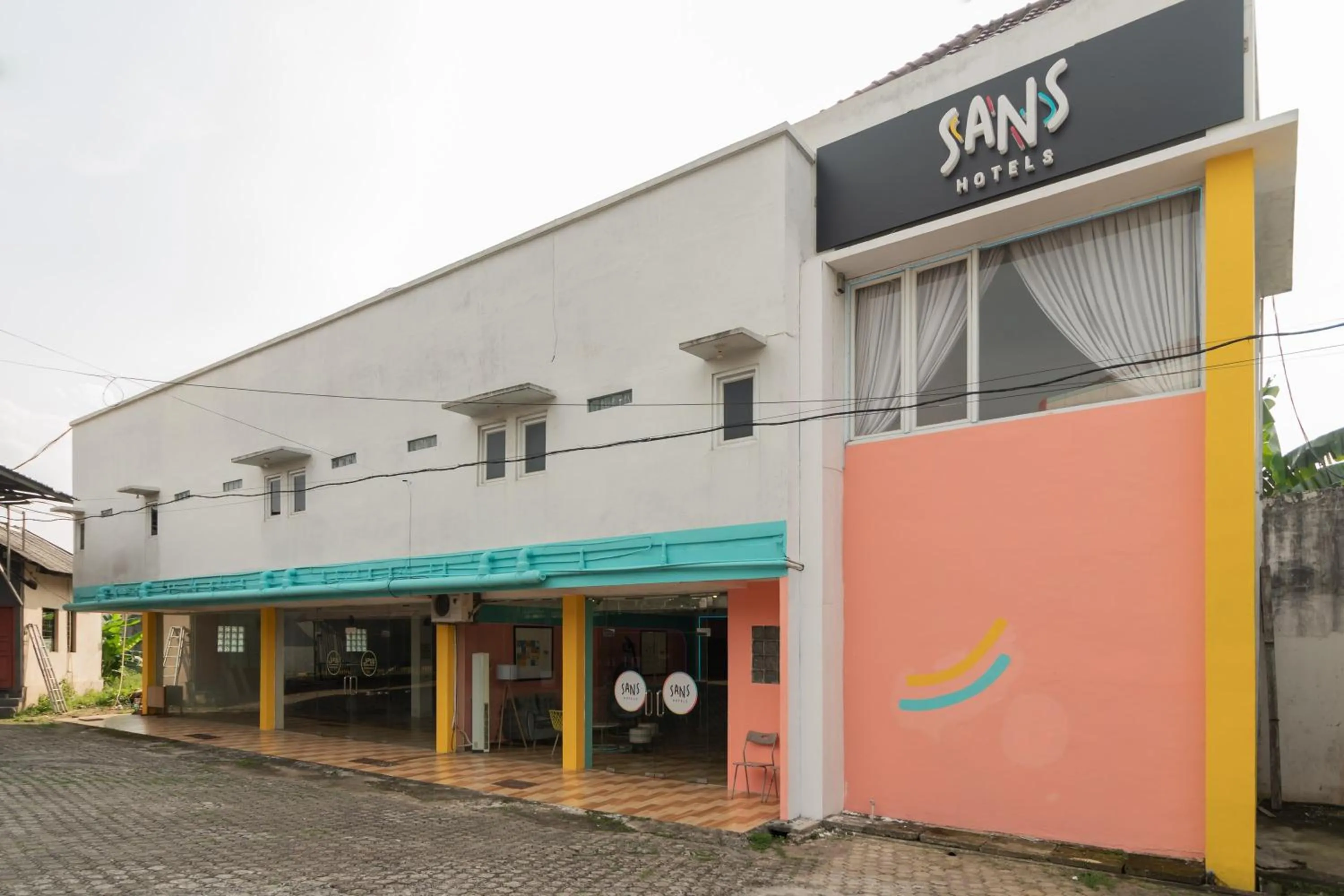 Property building in Sans Hotel Beauty Palembang