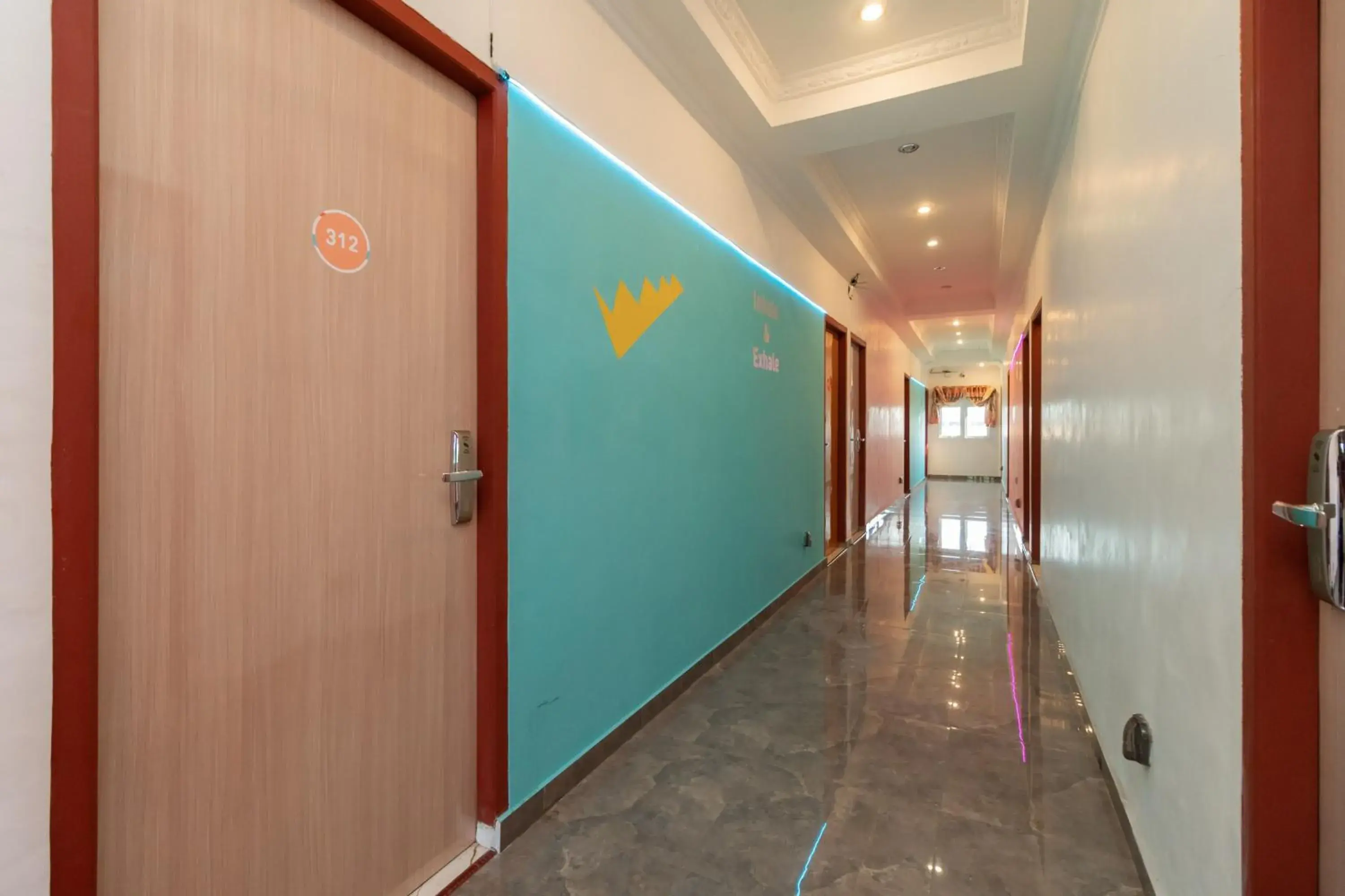 Facade/entrance in Sans Hotel Beauty Palembang Facade/entrance in Sans Hotel Beauty Palembang