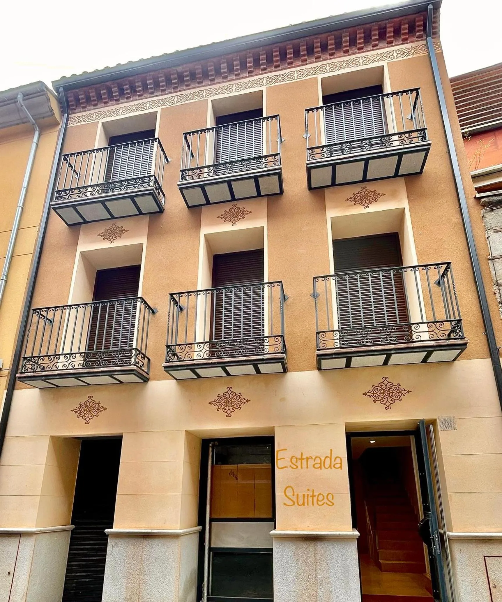 Estrada Suites