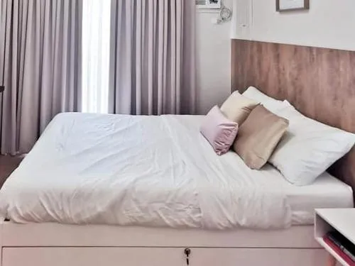 SHERISSE' CONDO @ THE LOOP WITH WIFI,CABLE AND HOT & COLD SHOWER,