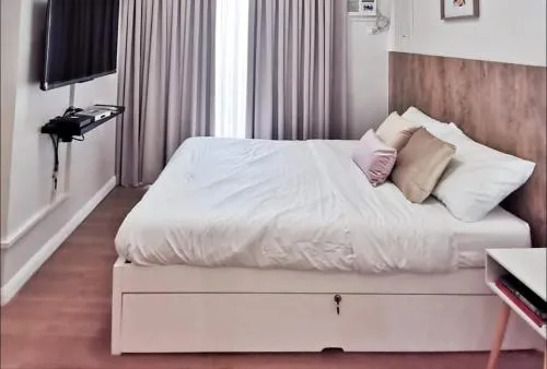 SHERISSE' CONDO @ THE LOOP WITH WIFI,CABLE AND HOT & COLD SHOWER,