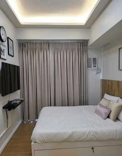 SHERISSE' CONDO @ THE LOOP WITH WIFI,CABLE AND HOT & COLD SHOWER,