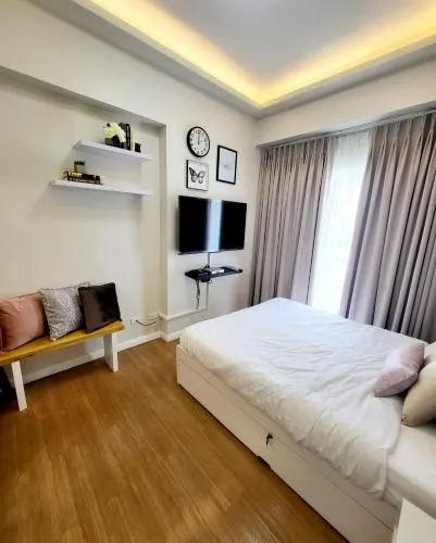 SHERISSE' CONDO @ THE LOOP WITH WIFI,CABLE AND HOT & COLD SHOWER,