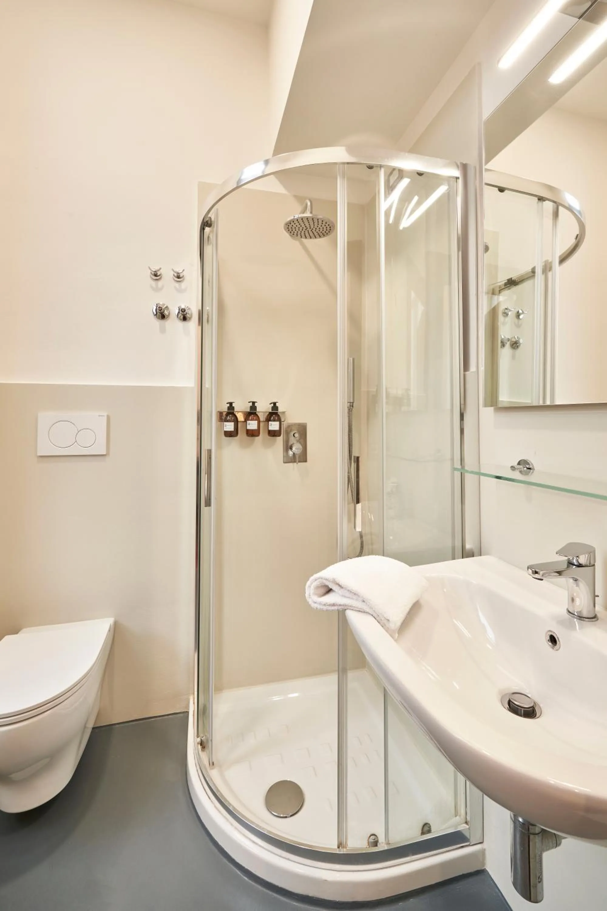 Shower in Hotel Leonardo da Vinci