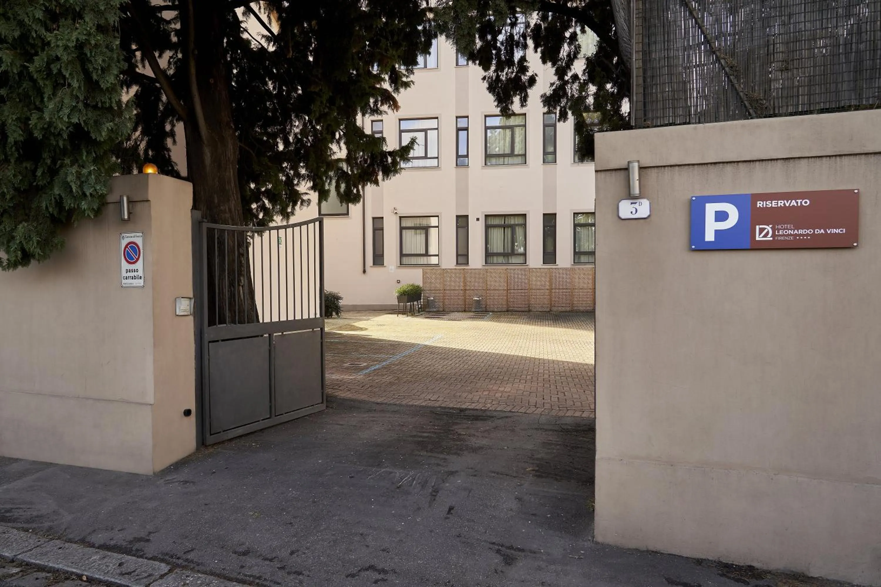 Parking in Hotel Leonardo da Vinci