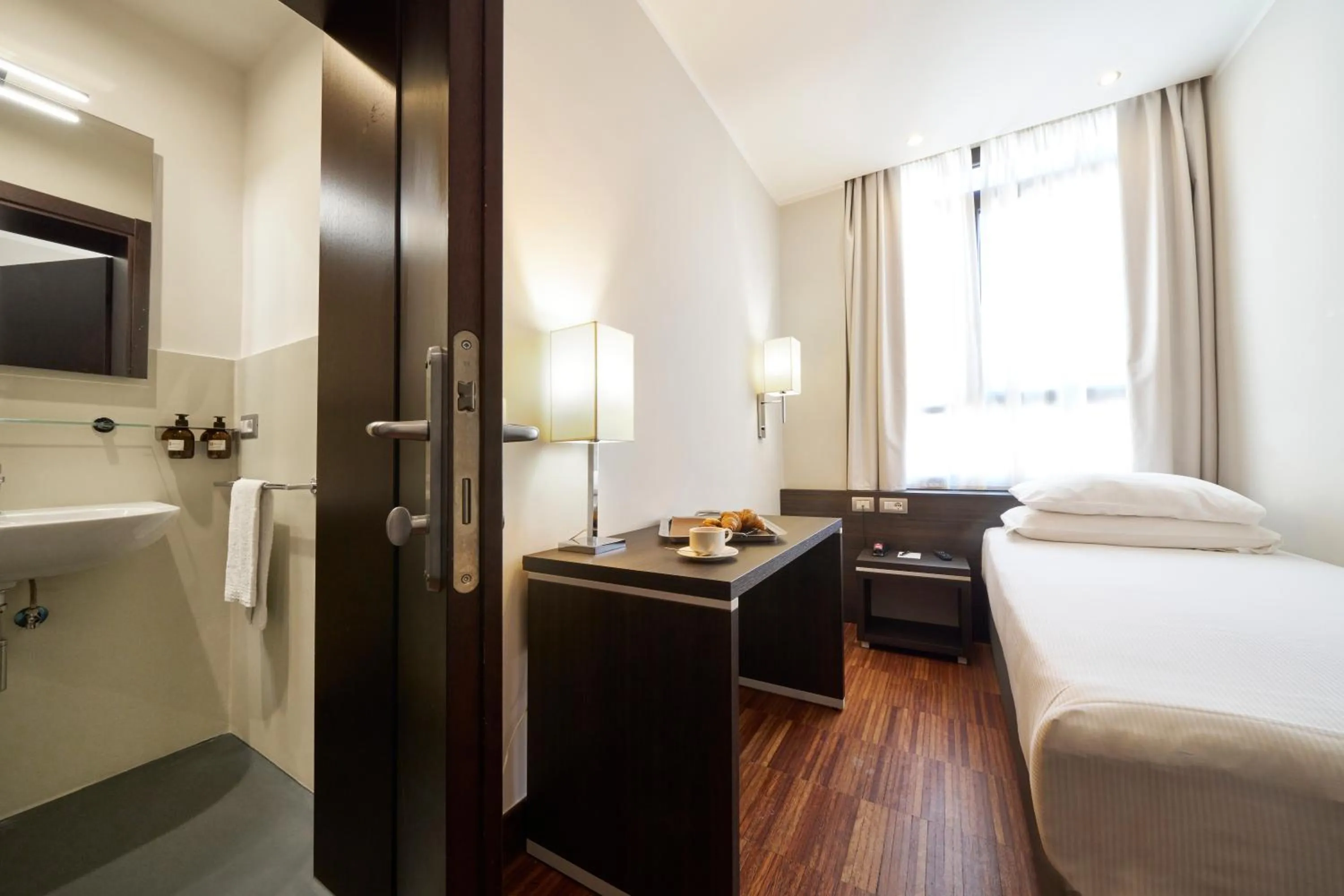 Bedroom, Bed in Hotel Leonardo da Vinci