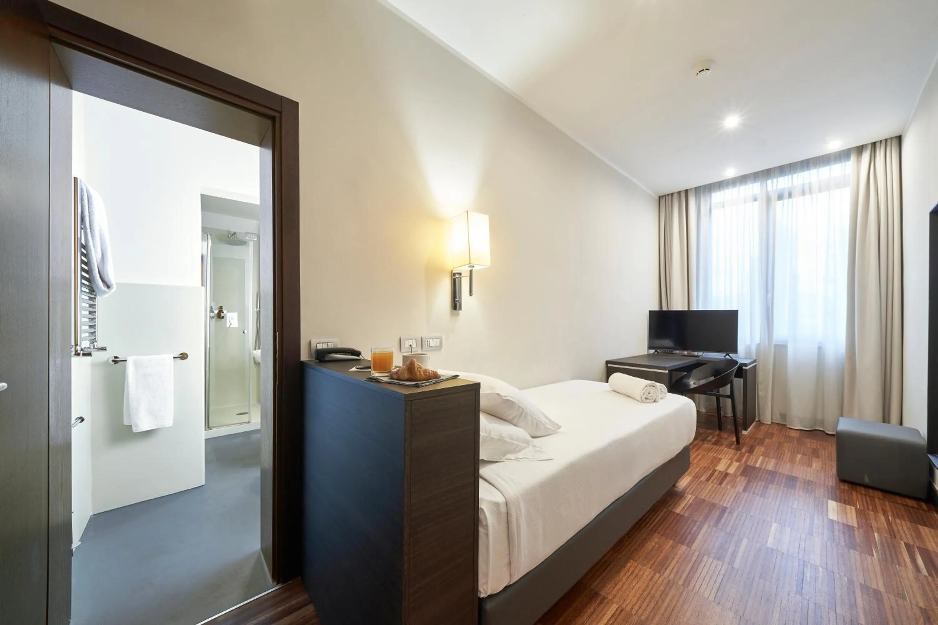 Bathroom, Bed in Hotel Leonardo da Vinci