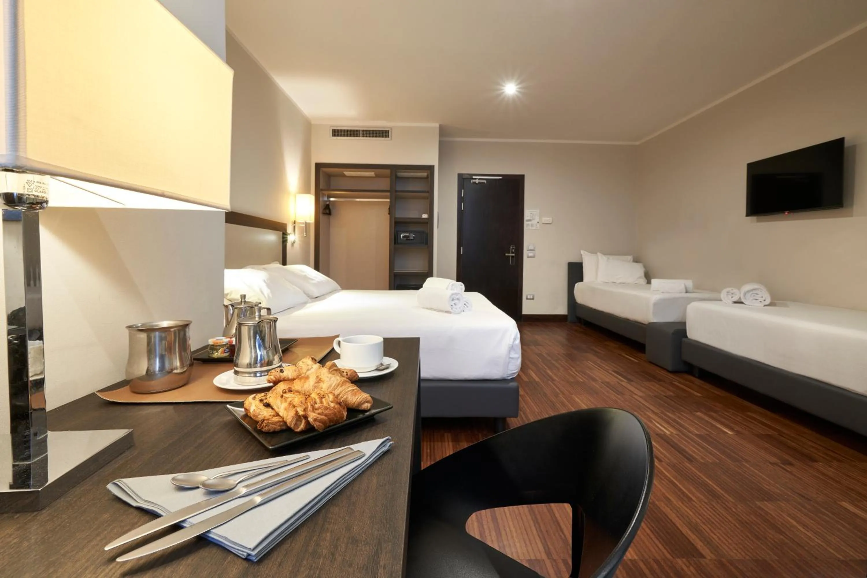 TV and multimedia, Bed in Hotel Leonardo da Vinci