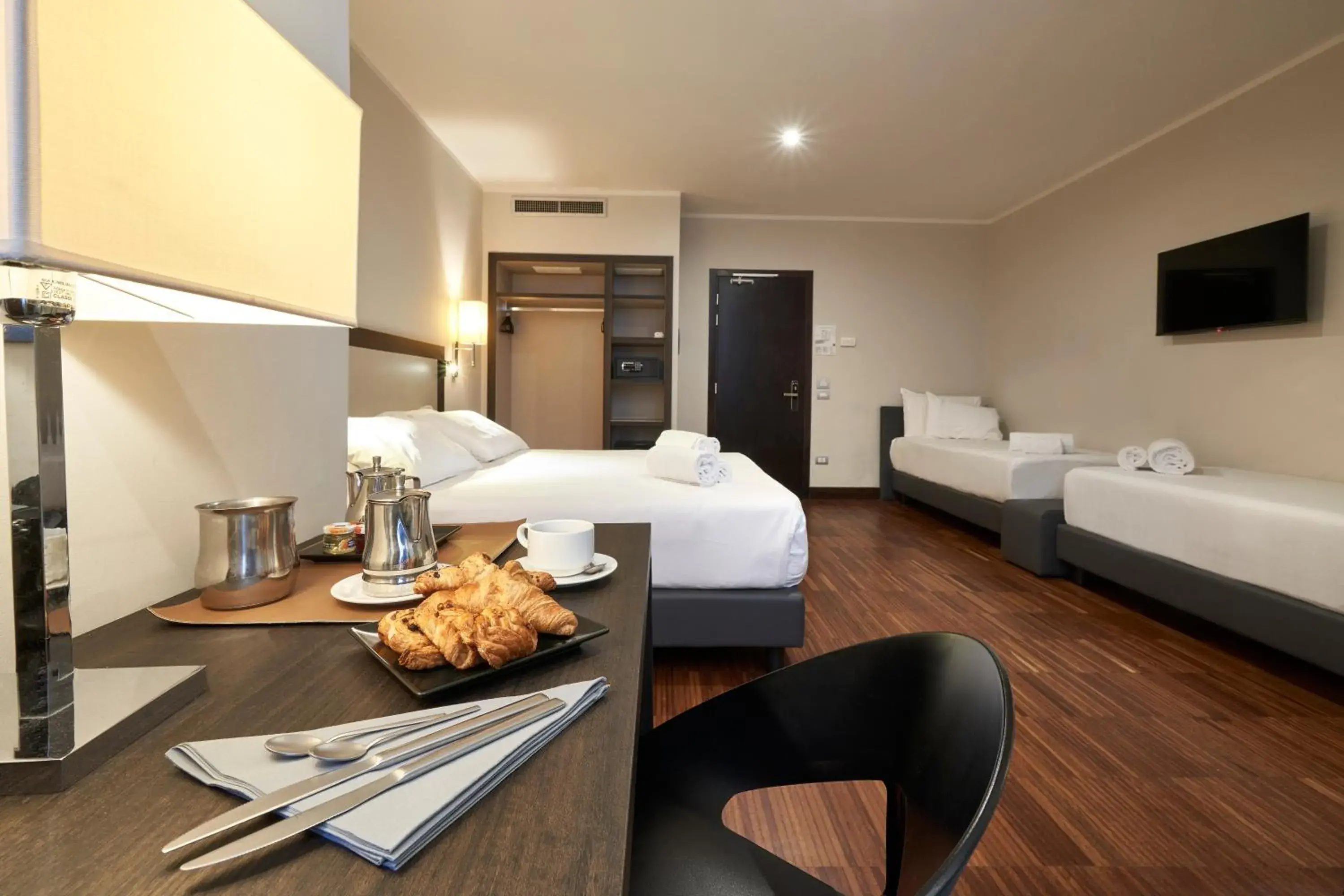 TV and multimedia, Bed in Hotel Leonardo da Vinci TV and multimedia, Bed in Hotel Leonardo da Vinci