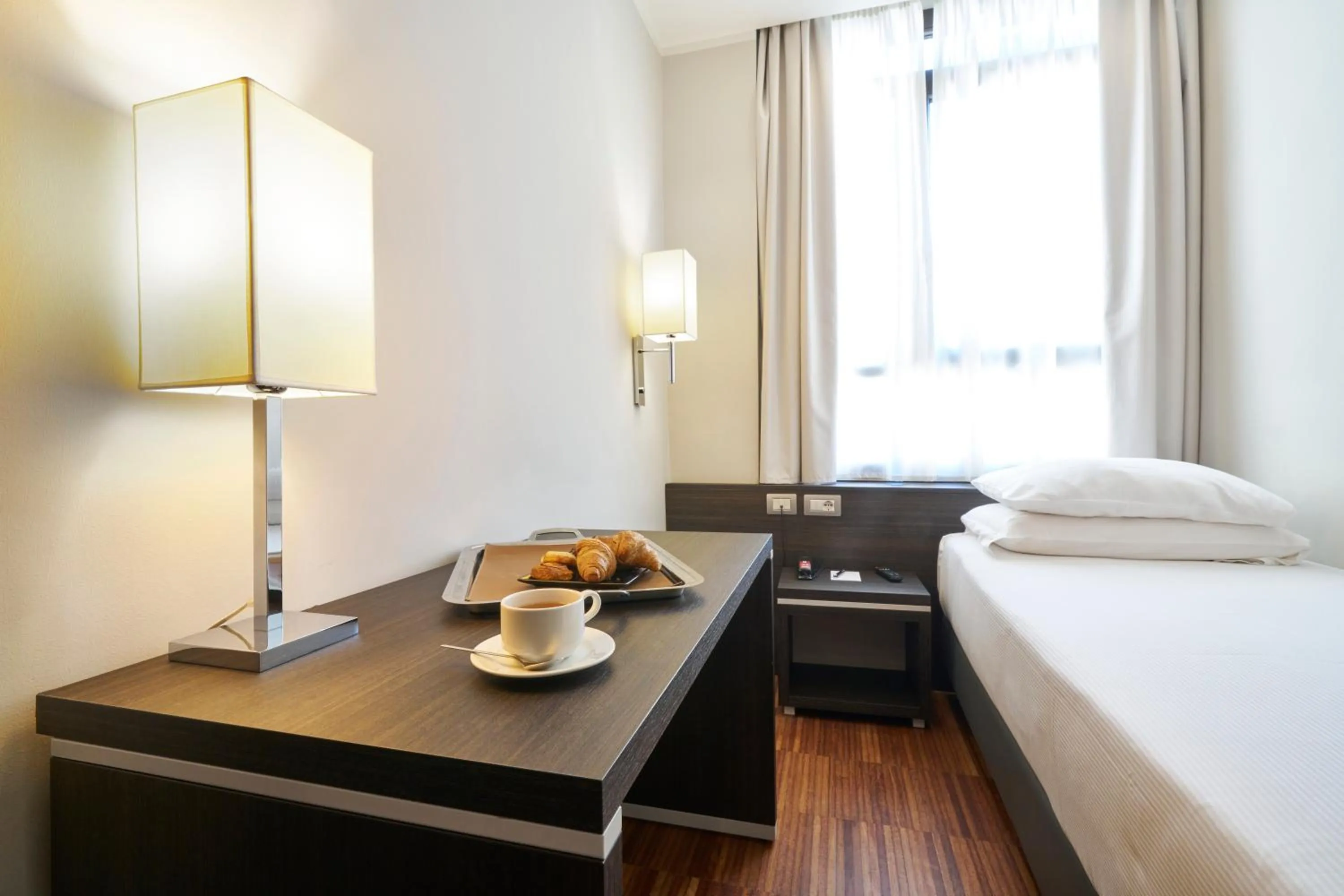 Bedroom, Bed in Hotel Leonardo da Vinci