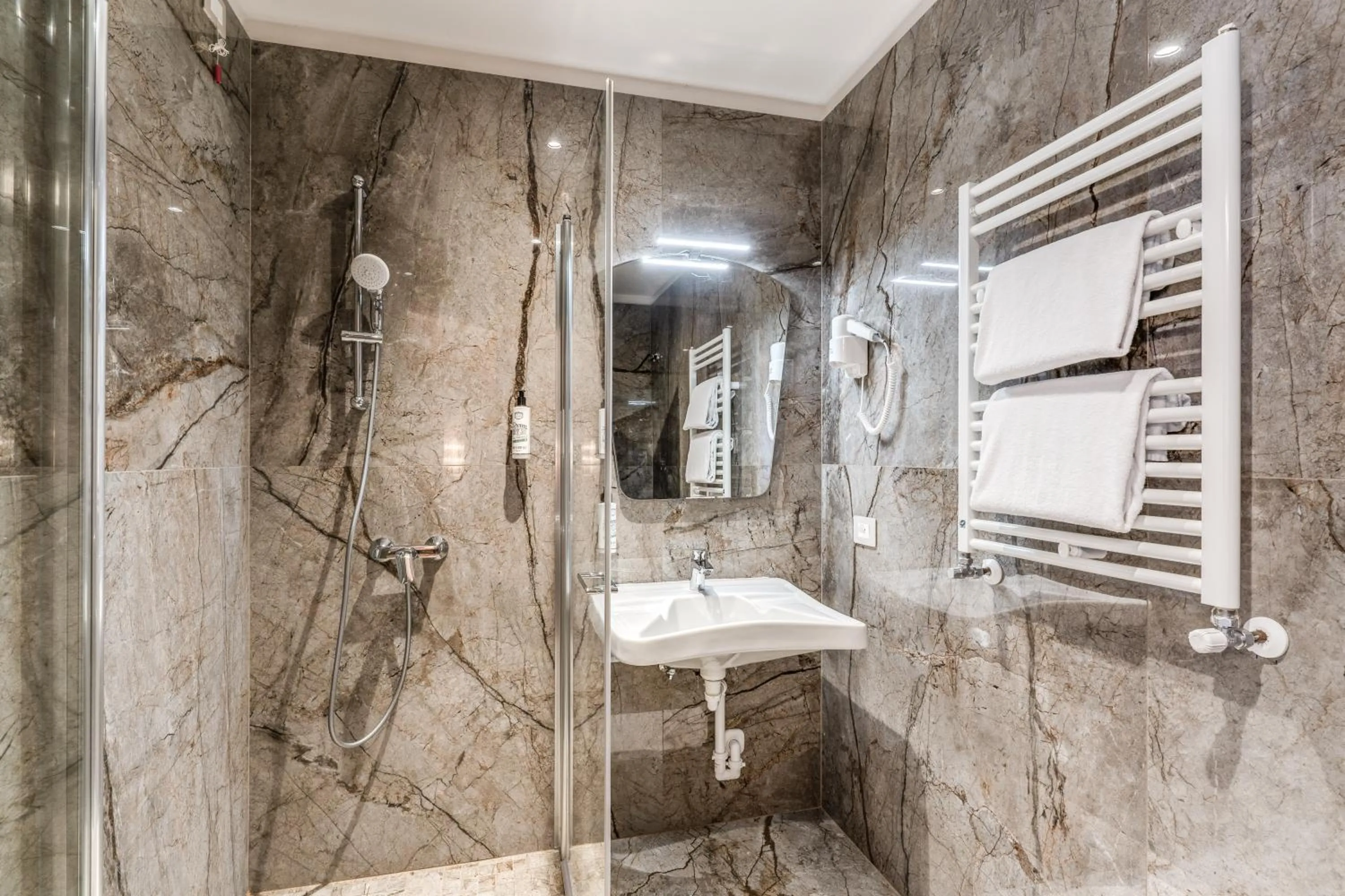 Shower in Hotel Belle Arti