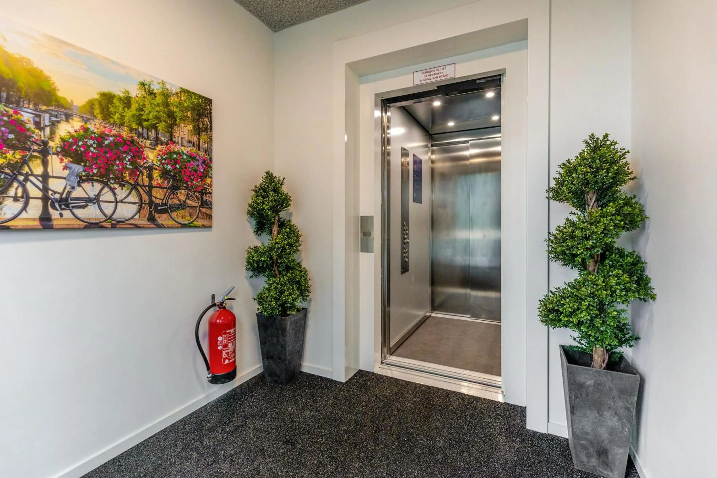 elevator in Bens The Highdocks