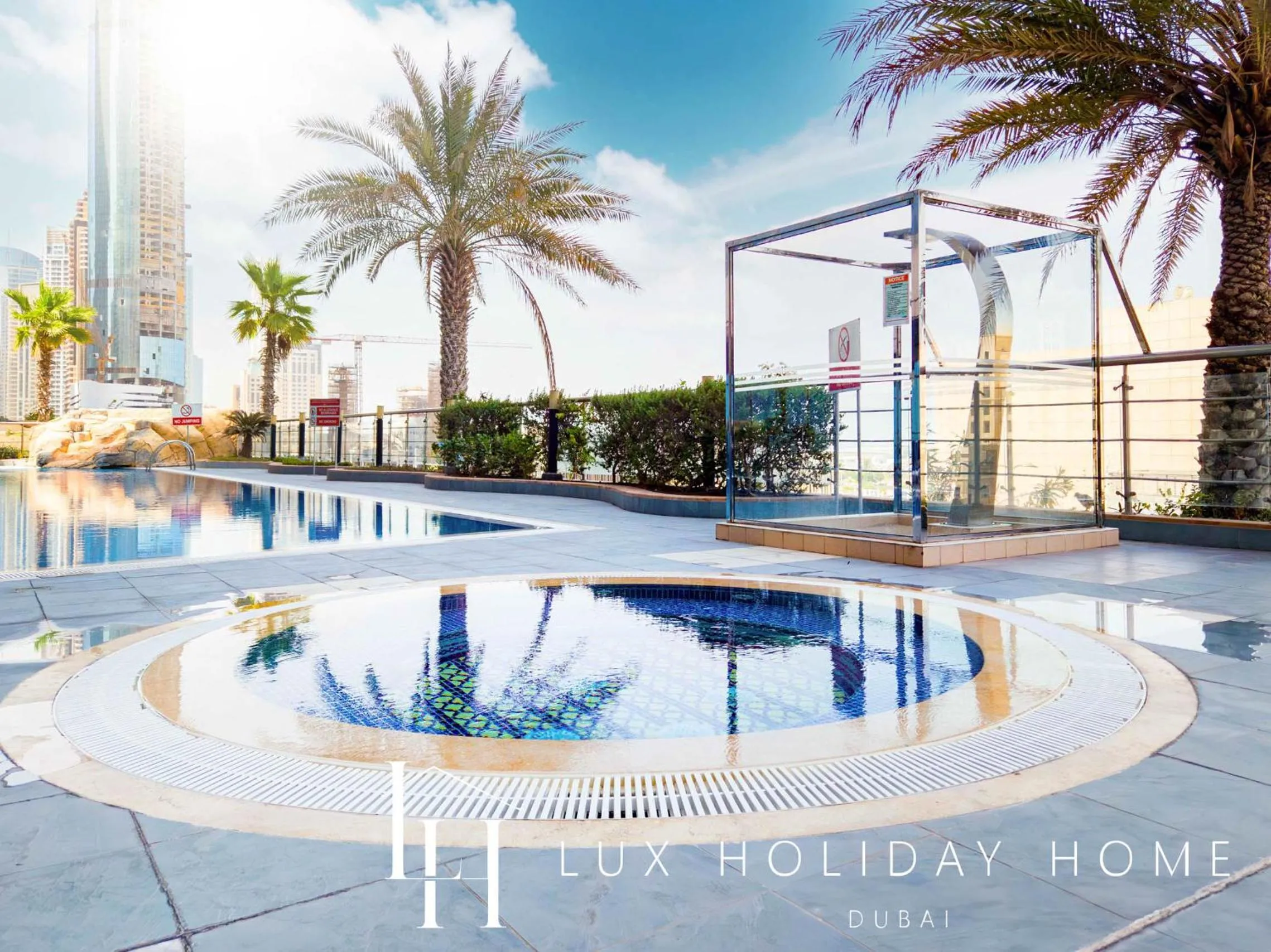 Swimming pool in LUX The Sky View Suite Dubai Marina