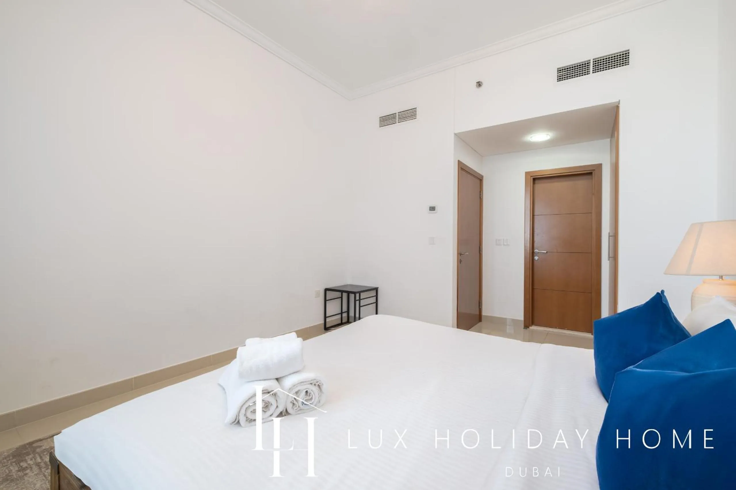 Bed in LUX The Sky View Suite Dubai Marina